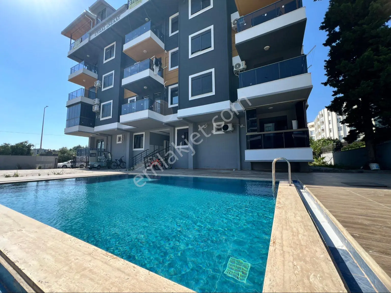 Pazarcı Mahallesi Havuz Manzaralı 1+1 Satılık Daire