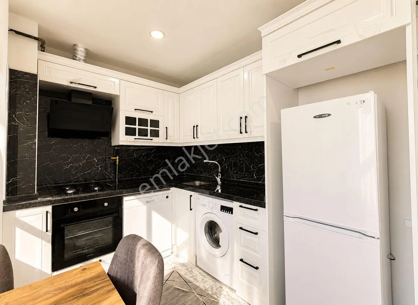 Deniz Manzaralı Tramvay Yoluna Cephe Eşyalı Kiralık 1+1 Daire - Görsel 3