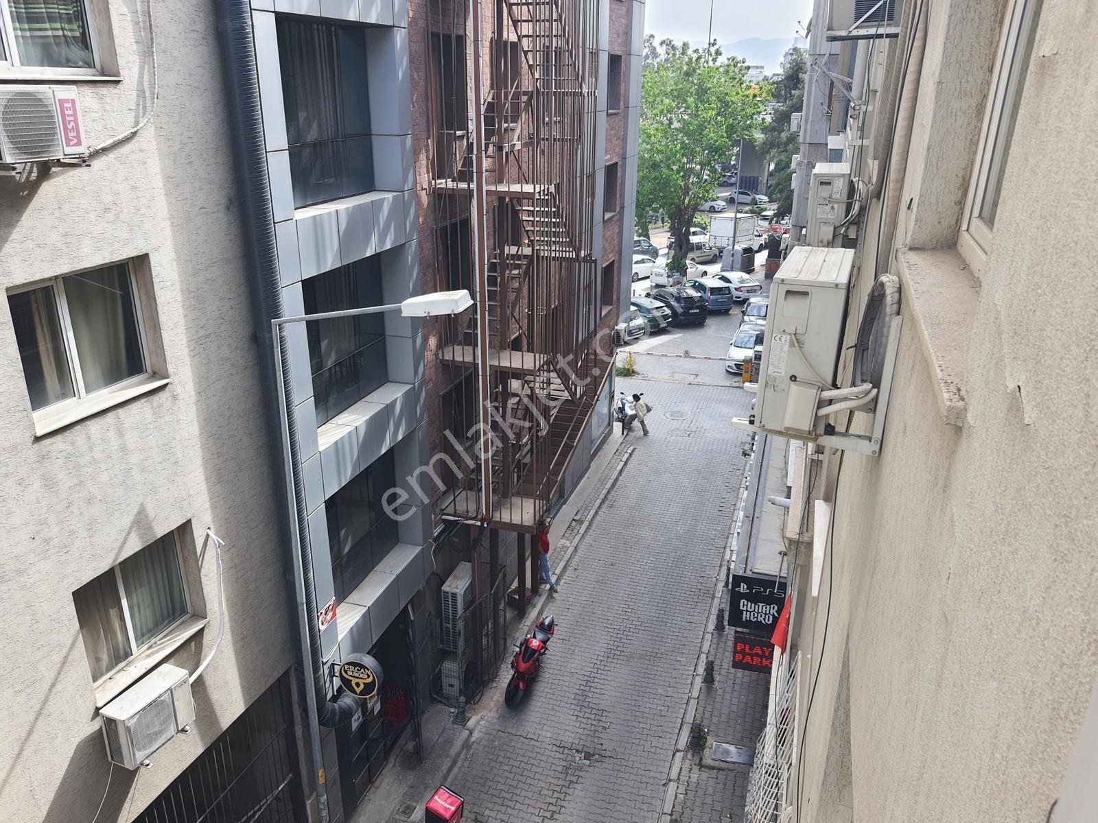 Bornova Küçük Parkta 4/3. Ara Kat Kiralık 3+1 Daire - Görsel 17