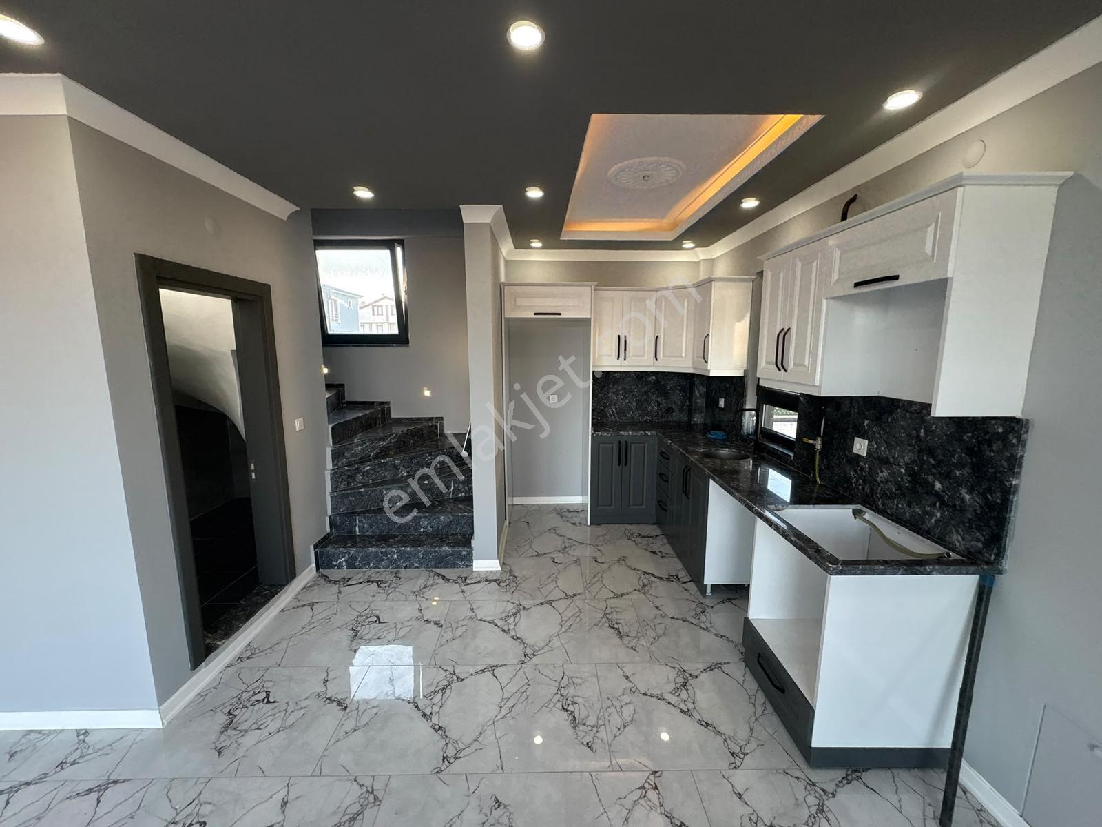 Deniz Manzaralı | Cadde Üzeri | Büyük Bahçeli 3+1 Tripleks Villa - Görsel 22
