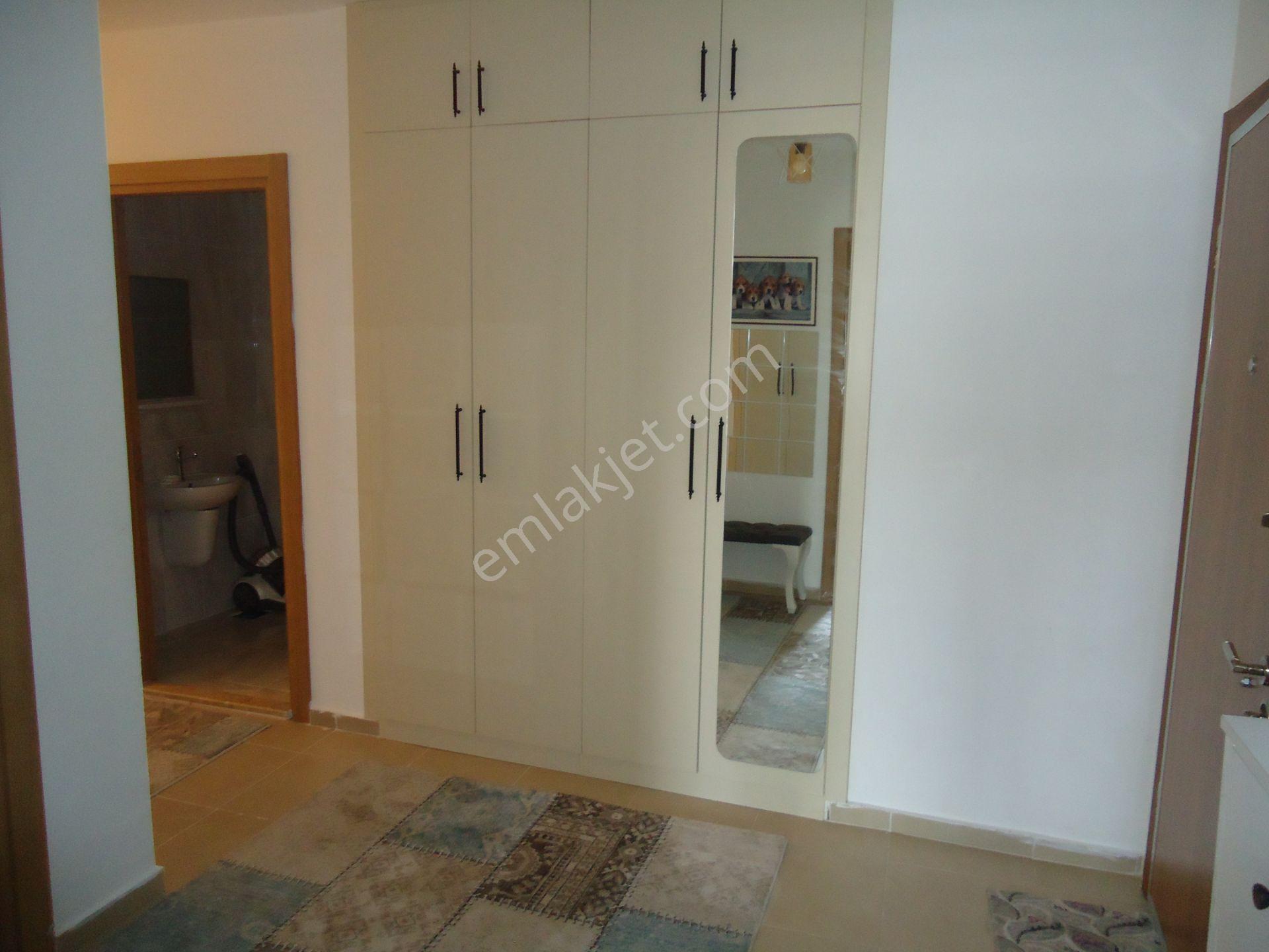 Krc'den Merkezi Konumda Eşyalı Kiralık 3+1 Daire - Görsel 3