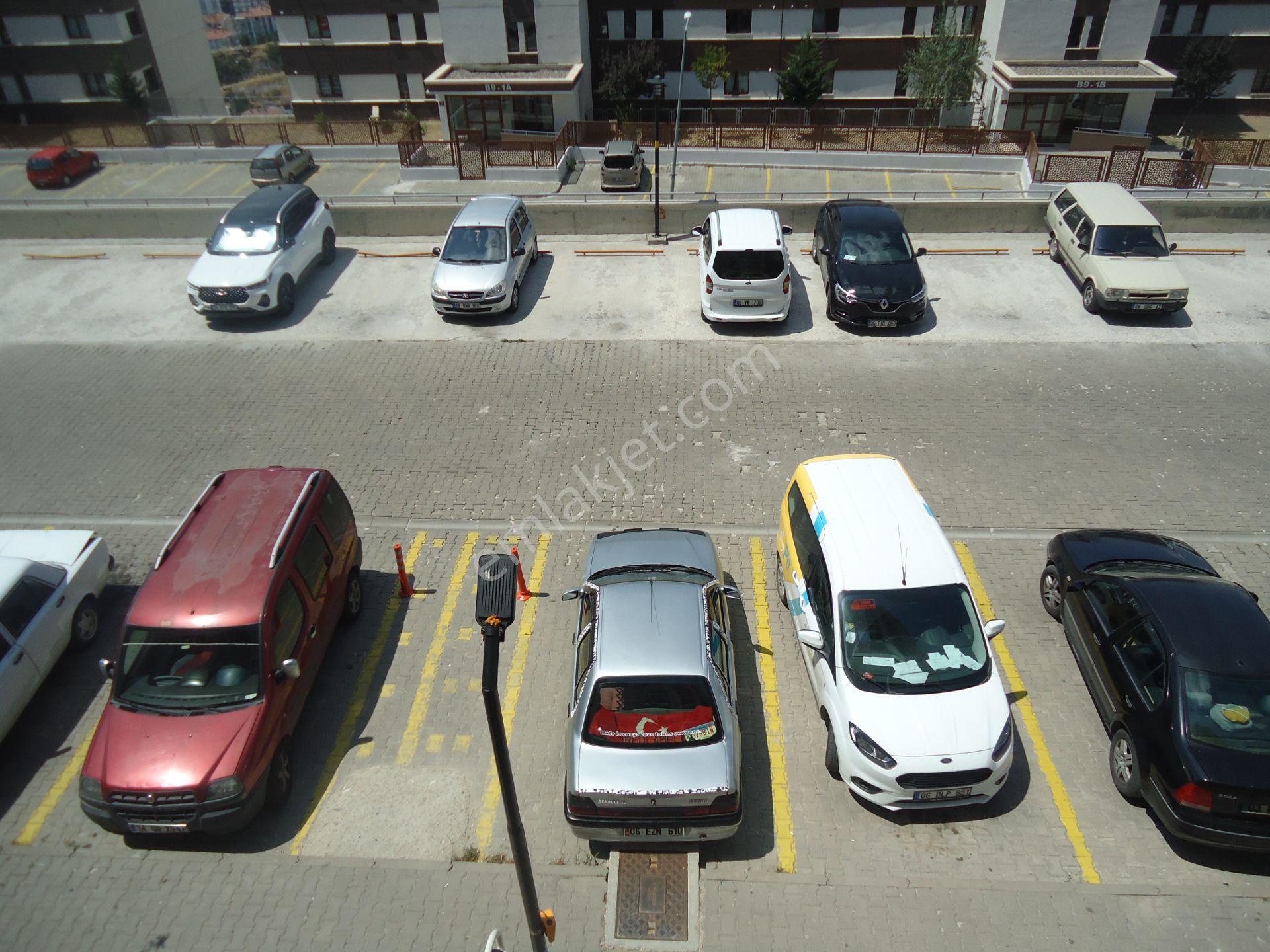 Krc'den Merkezi Konumda Eşyalı Kiralık 3+1 Daire - Görsel 22