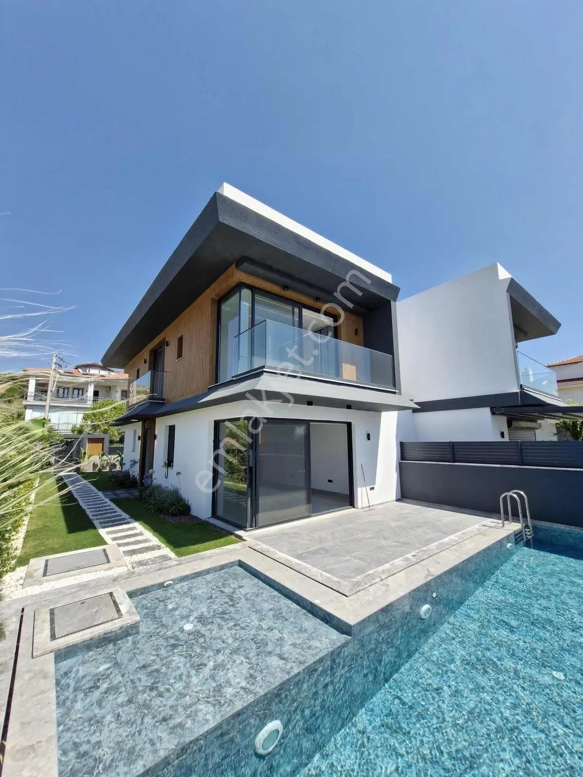 Çeşme Çiftlikköy'de 4+1 Denize Yakın , Havuzlu , Sıfır Villa