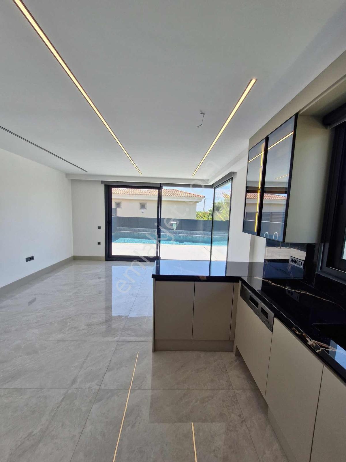 Çeşme Çiftlikköy'de 4+1 Denize Yakın , Havuzlu , Sıfır Villa - Görsel 30