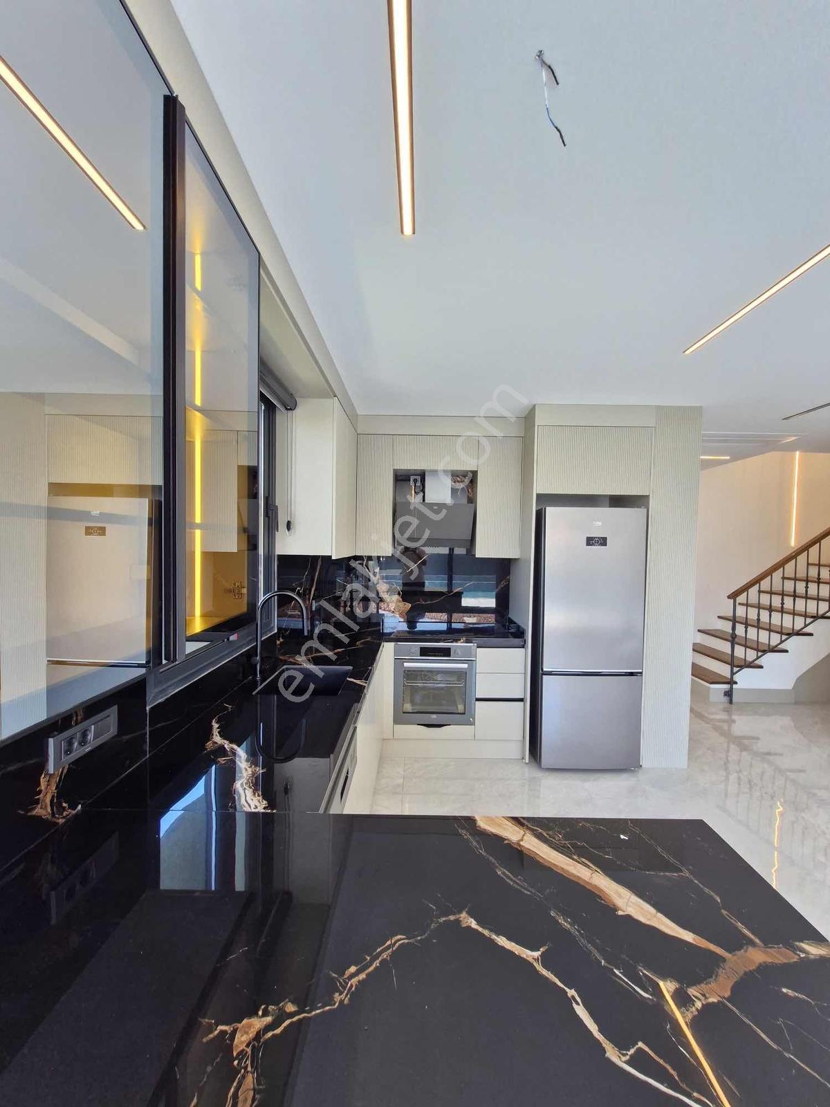 Çeşme Çiftlikköy'de 4+1 Denize Yakın , Havuzlu , Sıfır Villa - Görsel 31
