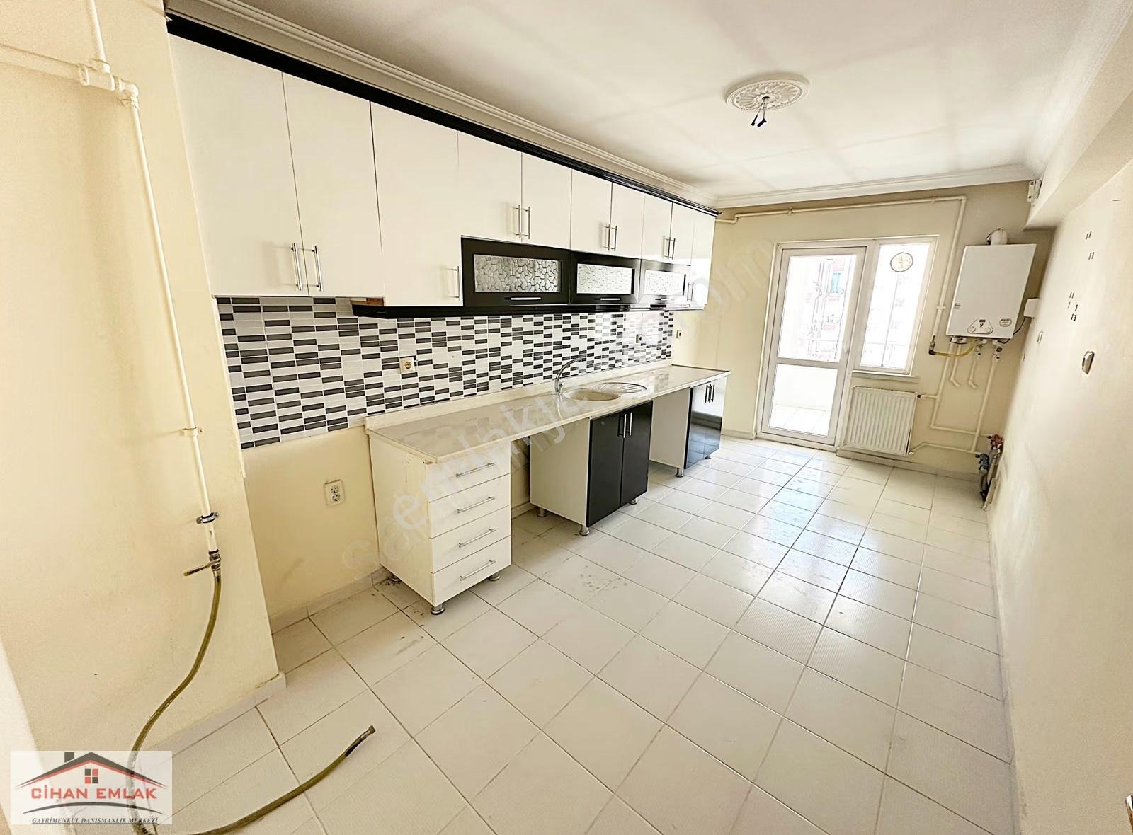 Cihan'dan Kapalı Otoparklı Ünsal Caddesi Üzerinde Katta Kiralık - Görsel 14