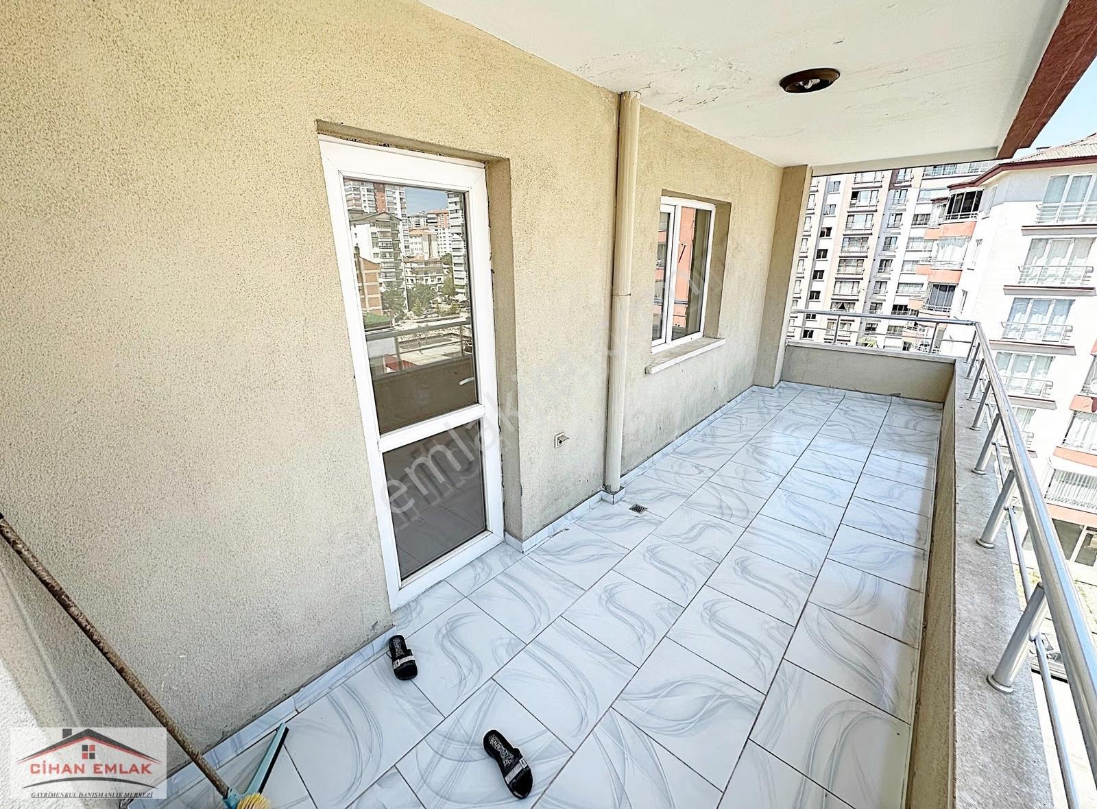 Cihan'dan Kapalı Otoparklı Ünsal Caddesi Üzerinde Katta Kiralık - Görsel 13