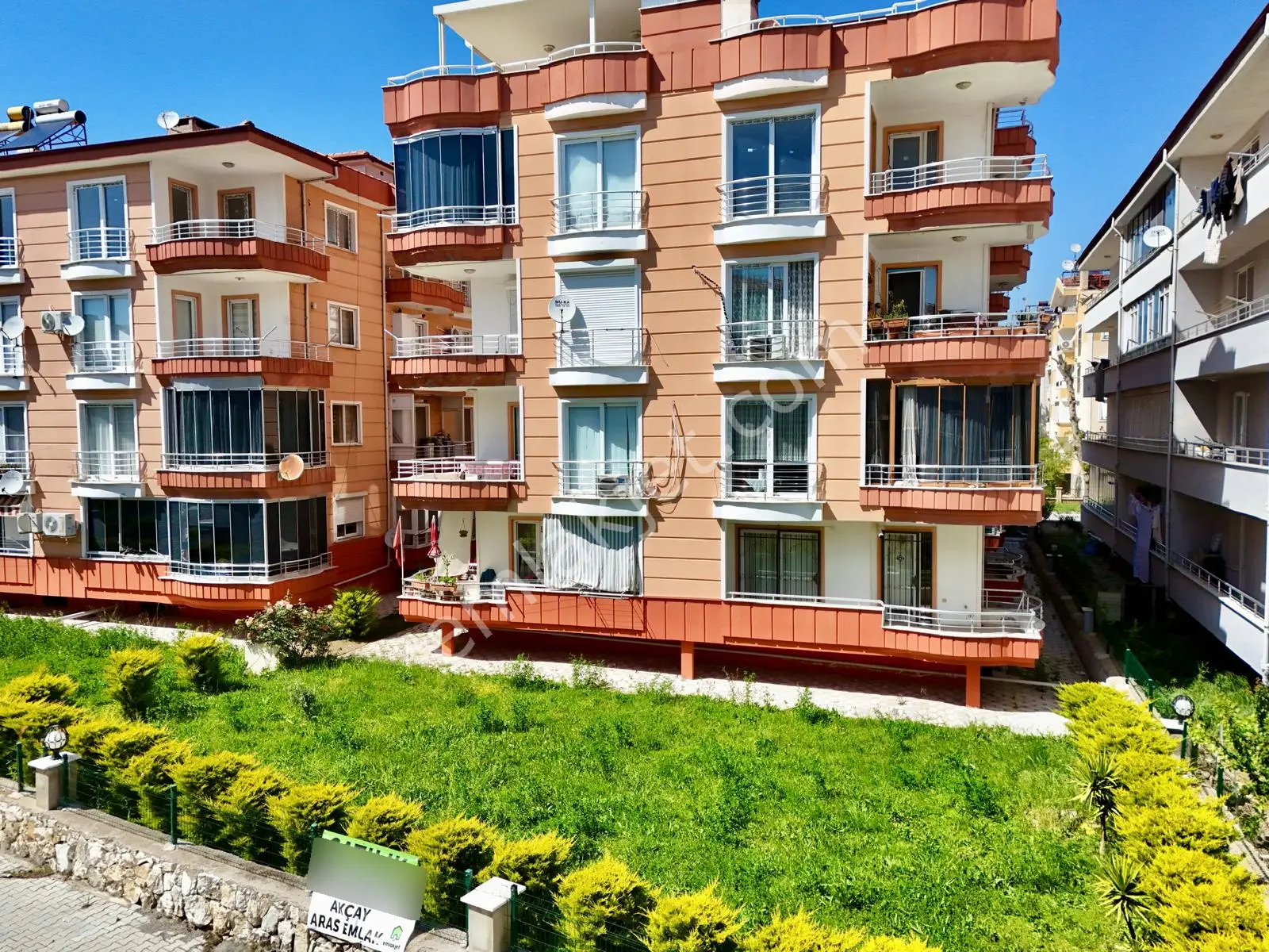 Akçay Aras Emlaktan Altınkumda 2+1 Ara Kat Ayrı Mutfaklı