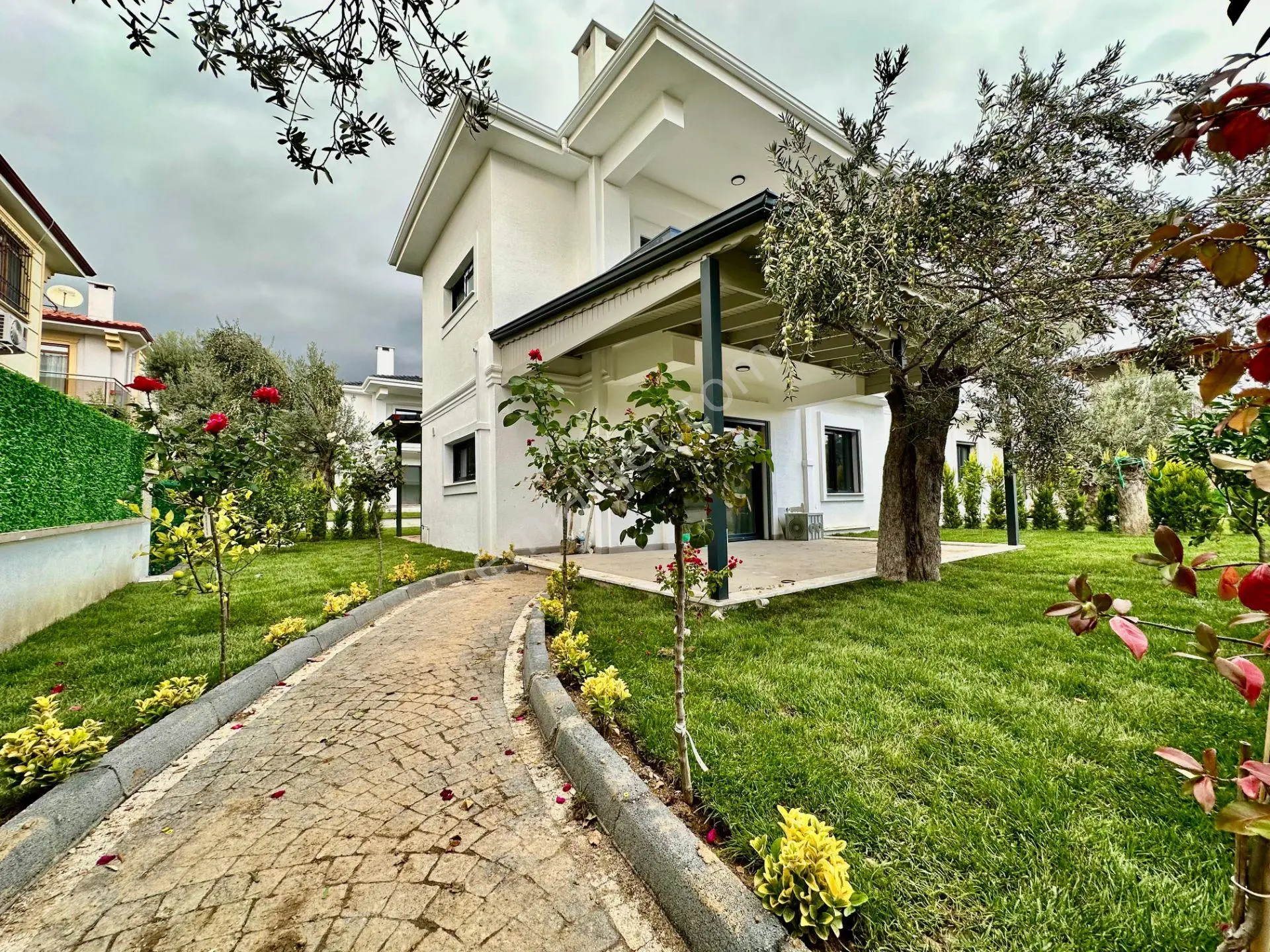 ꧁ay Emlaktan꧂küçükkuyu Mıhlı'da Lüks Butik Sitede Denize 300 M Bahçe Kullanımlı Satılık 2+1 Daire - Görsel 3