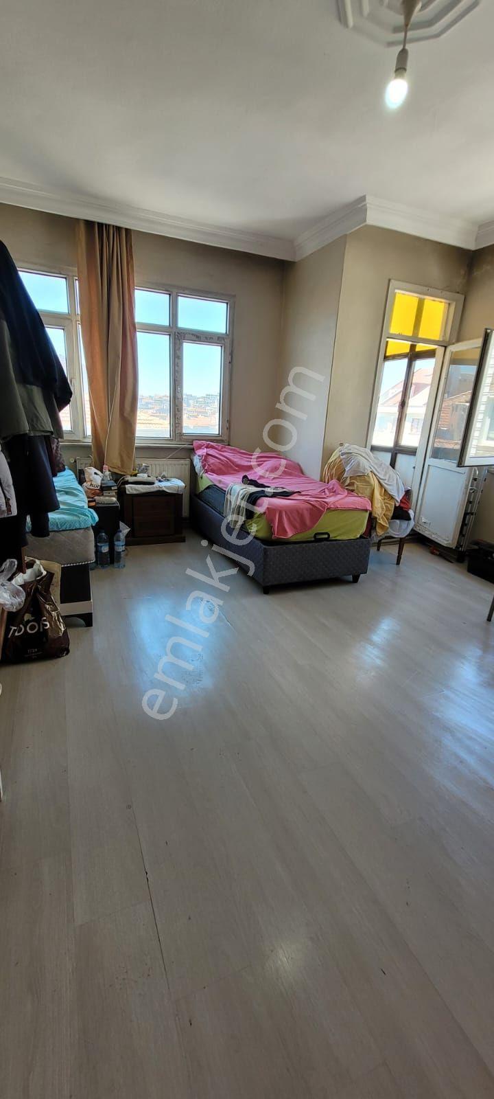 Şirinevler'de Satılık Geniş Balkonlu Aydınlık 3+1 Daire