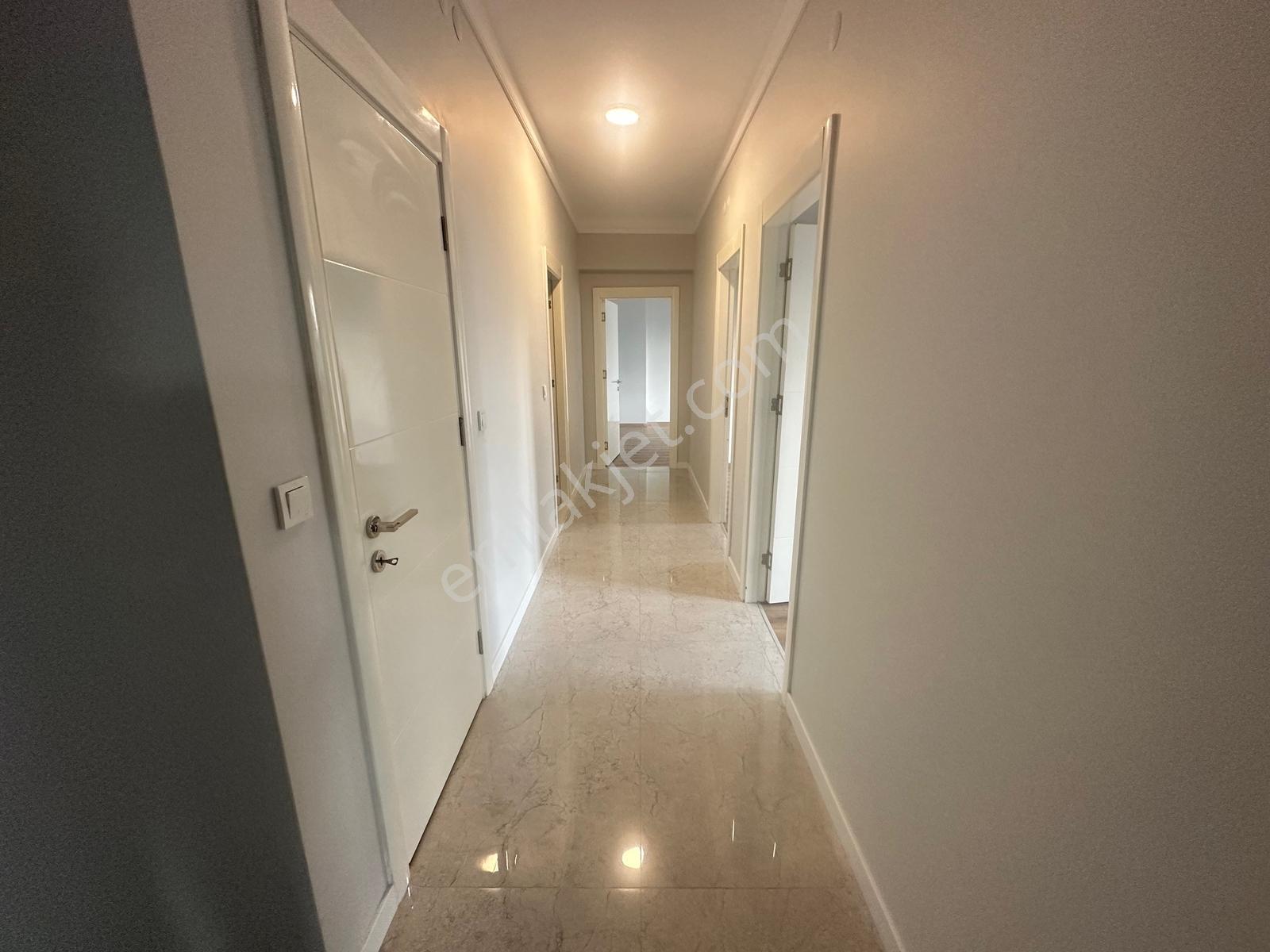 Bağlıca'nın Çok Merkezi Konumda Komple Yenilenmiş 4+1 Kiralık - Görsel 21