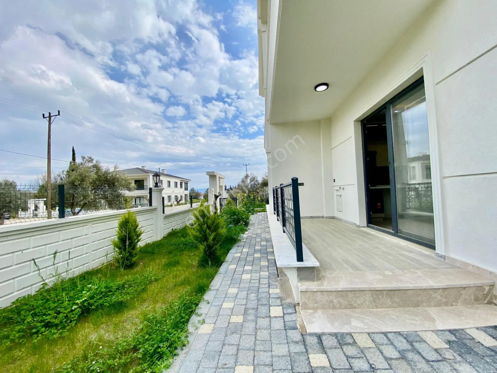 ꧁akçay Ay Emlaktan꧂güre'de Lüks Sitede Bahçe Kullanımlı Müstakil Tadında Satılık 2+1 Şık Daire - Görsel 2