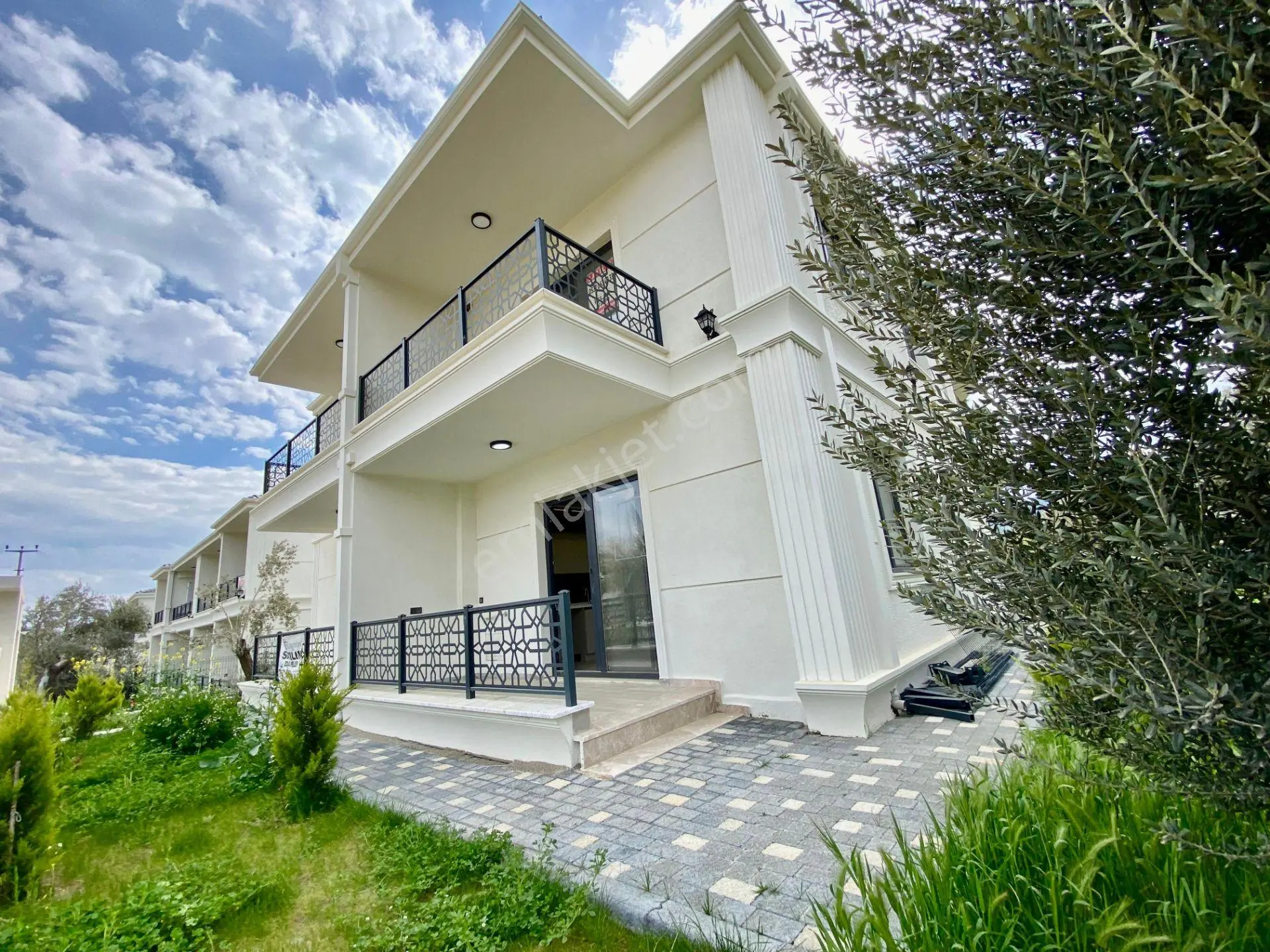 ꧁akçay Ay Emlaktan꧂güre'de Lüks Sitede Bahçe Kullanımlı Müstakil Tadında Satılık 2+1 Şık Daire
