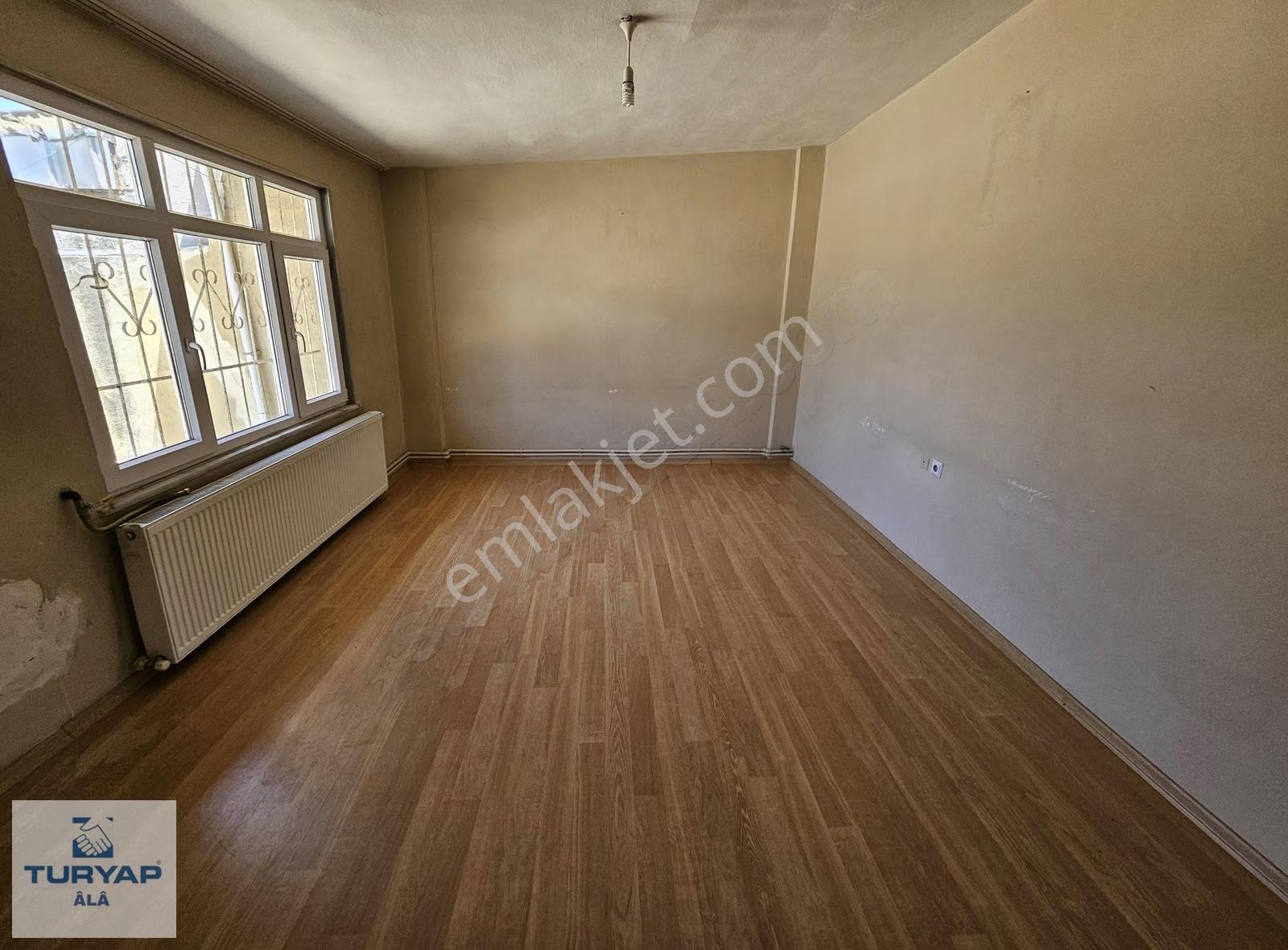 50 Yıl Mah Kiralık 85 M2 Büyük Taraslı 1+1 Daire Tranvaya 1 Dk