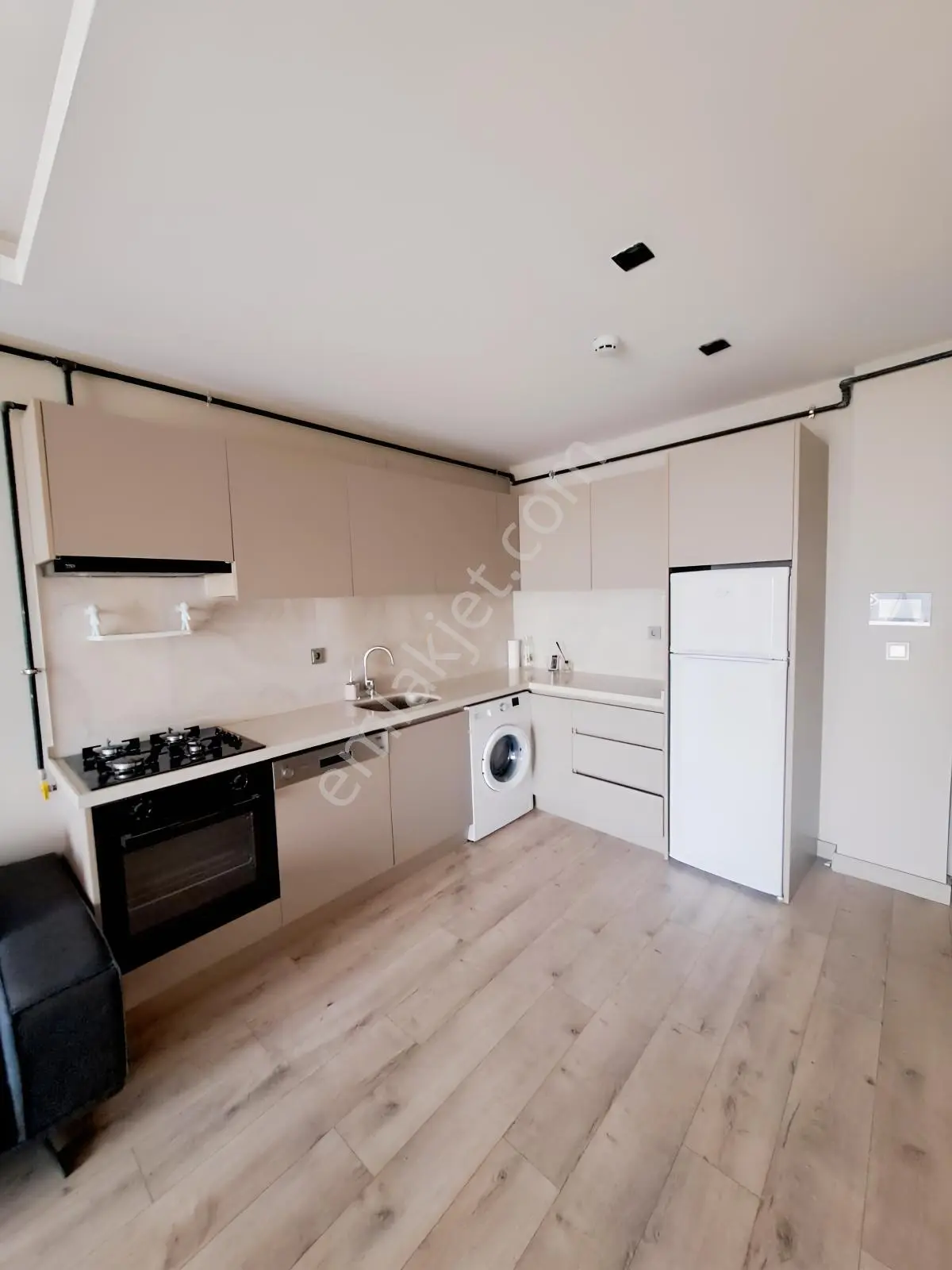 Re/max Advantage'den Skala Business'da Eşyalı 1+1 Kiralık Daire - Görsel 4