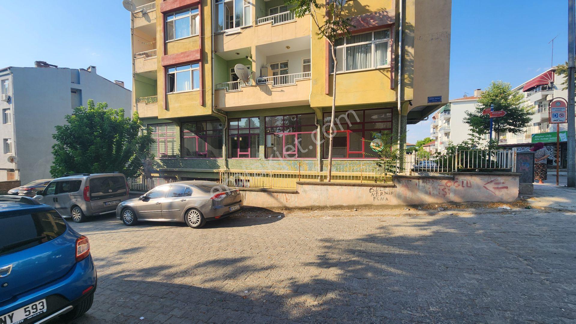 Edirne Çavuşbey'de Valiliğin Arkası Köşe Satılık Mağaza