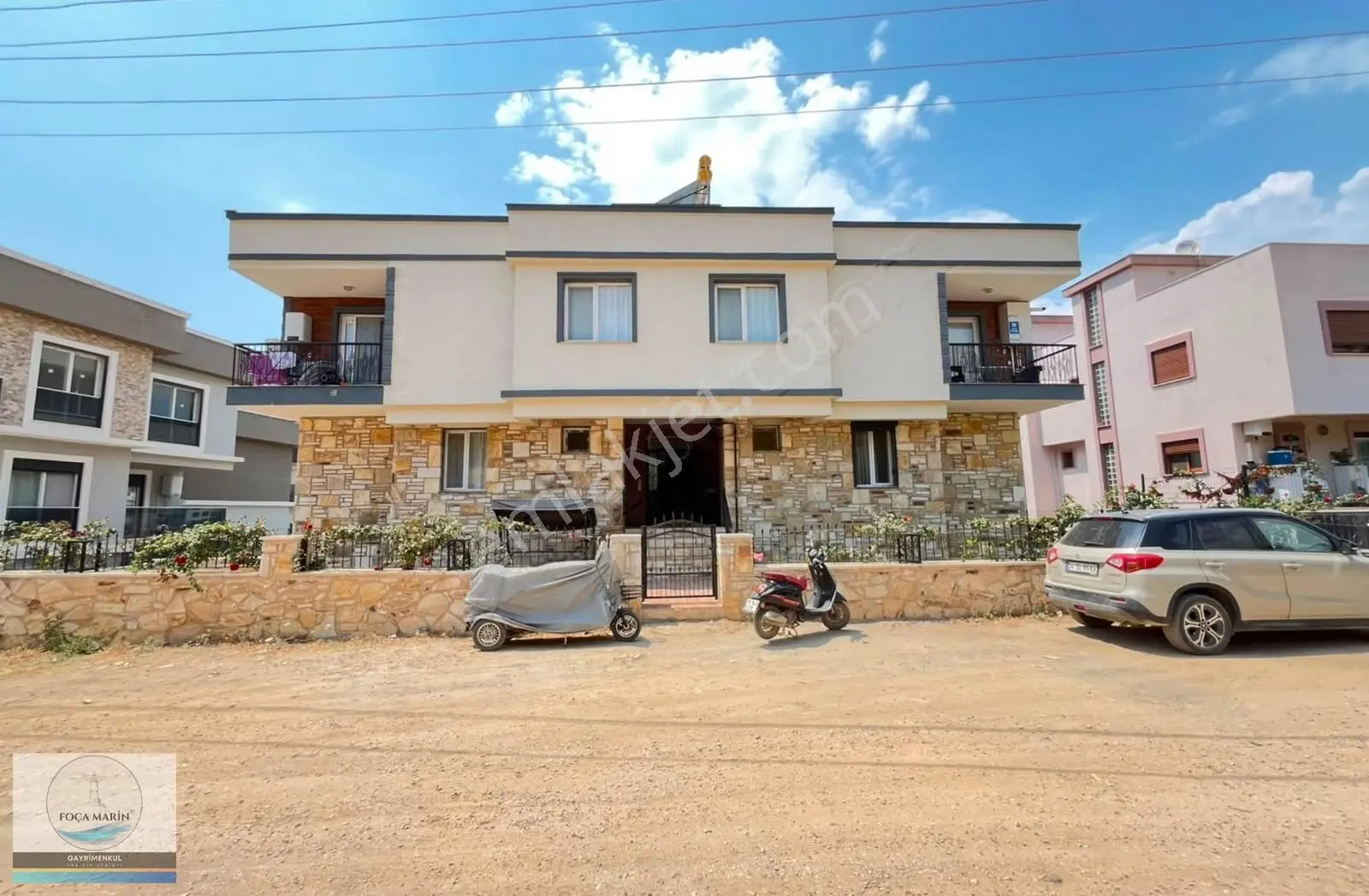 Yenifoça'da Aydınlık, Geniş Ve Teraslı Satılık 2+1 Daire