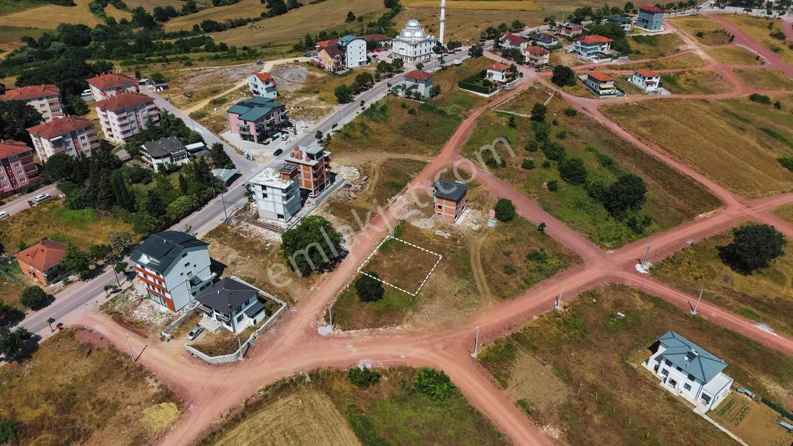 Kandıra Orhan Mahallesi'nde 3 Kat İmarlı 305 M² Arsa