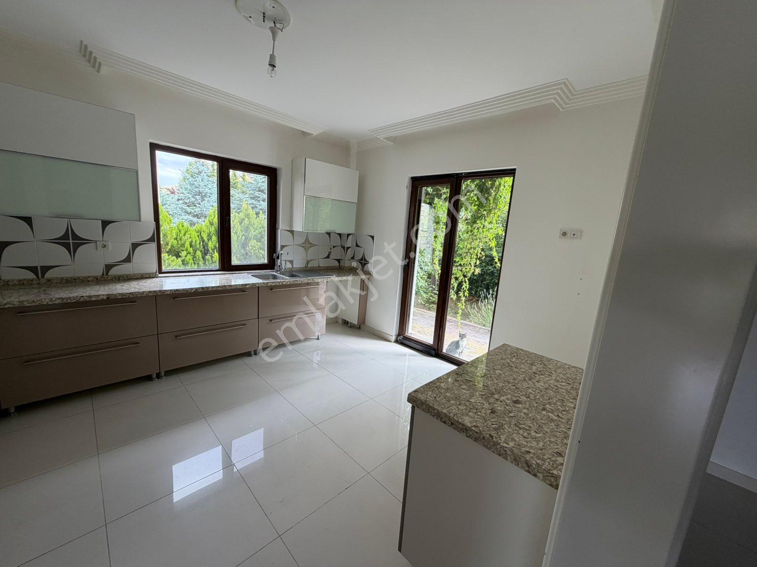 Alacaatlı Bölgesi Yaşamkent Sitesinde Muhteşem Kiralık Villa - Görsel 14