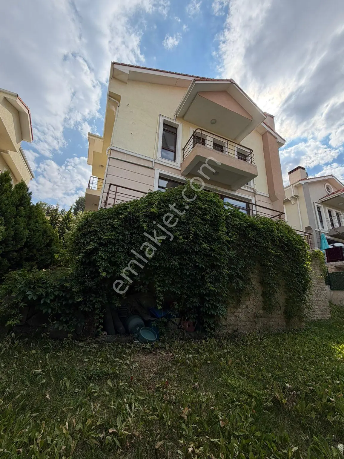 Alacaatlı Bölgesi Yaşamkent Sitesinde Muhteşem Kiralık Villa - Görsel 3