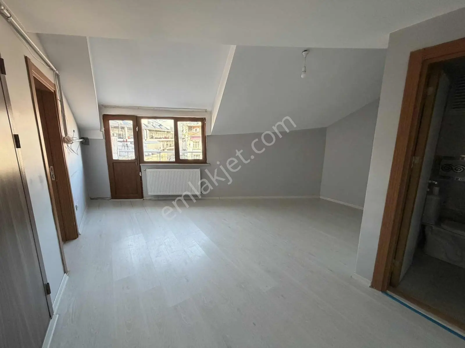 Merkez Mahallesi'nde Kiralık Çatı Katı 1+1 Avlu 34 Avm'ye Komşu