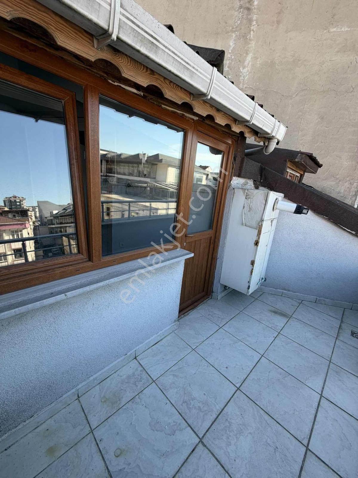 Merkez Mahallesi'nde Kiralık Çatı Katı 1+1 Avlu 34 Avm'ye Komşu - Görsel 4