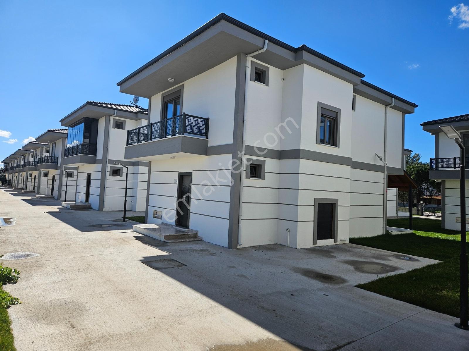 Altınova Havuzlu Site Satılık 3+1 Müstakil Villa - Görsel 8