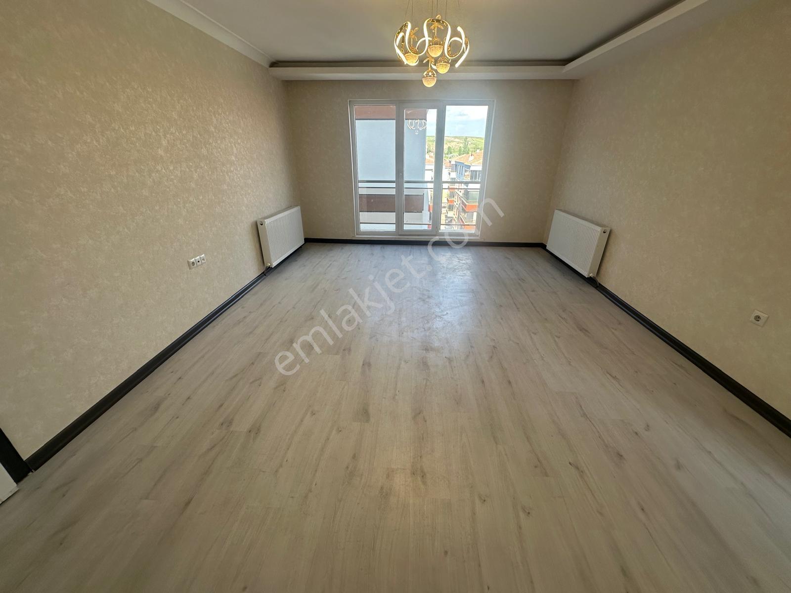 Keçiörende ,3+1 Tras Balkonlu Kök Tapu Krediye Uygun Cadde Yanı