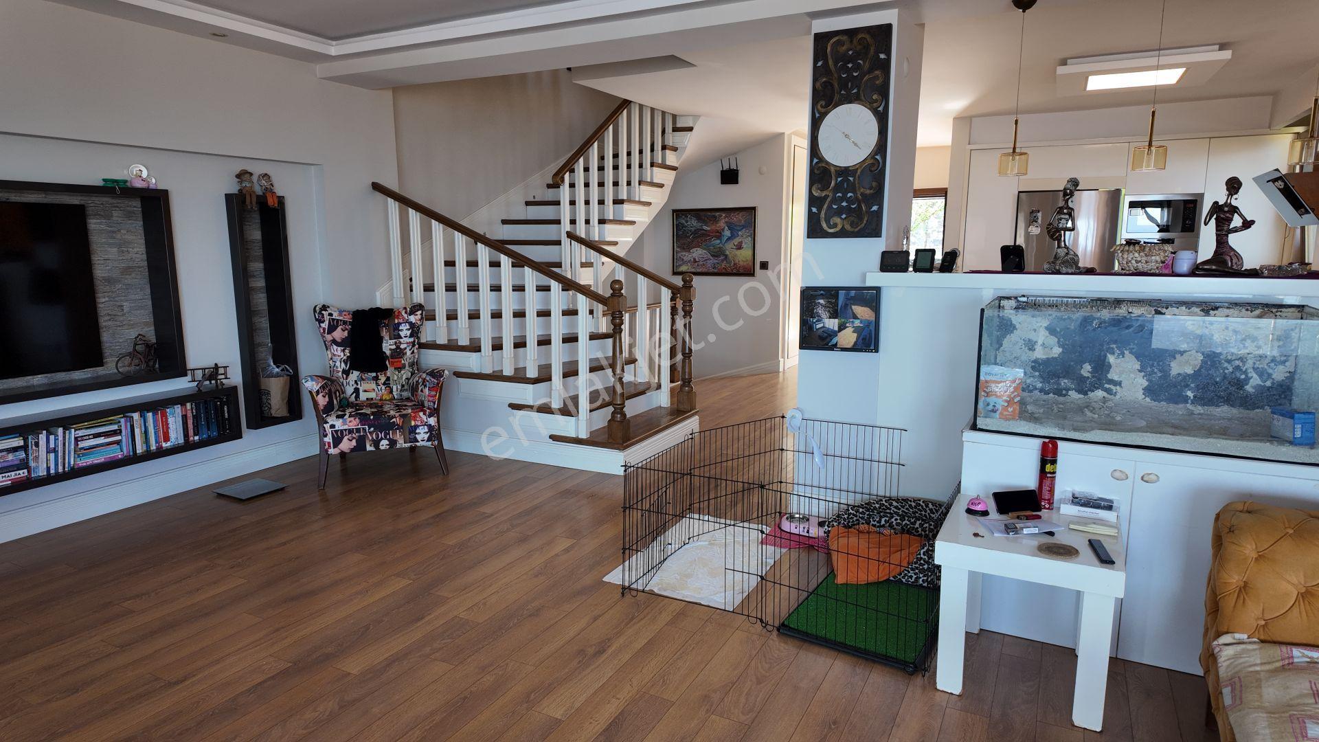 Site İçerisinde, Eşyalı Kiralık Tripleks Villa | Deniz Manzaralı - Görsel 9