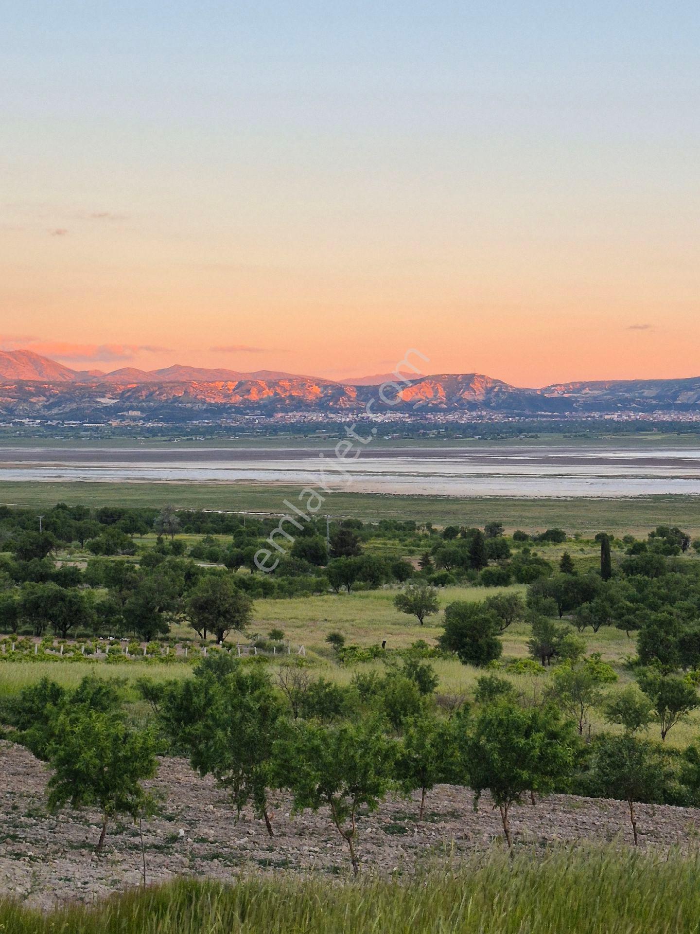 Lavanta Diyarında Göl Manzaralı 5600 M2 Arazi