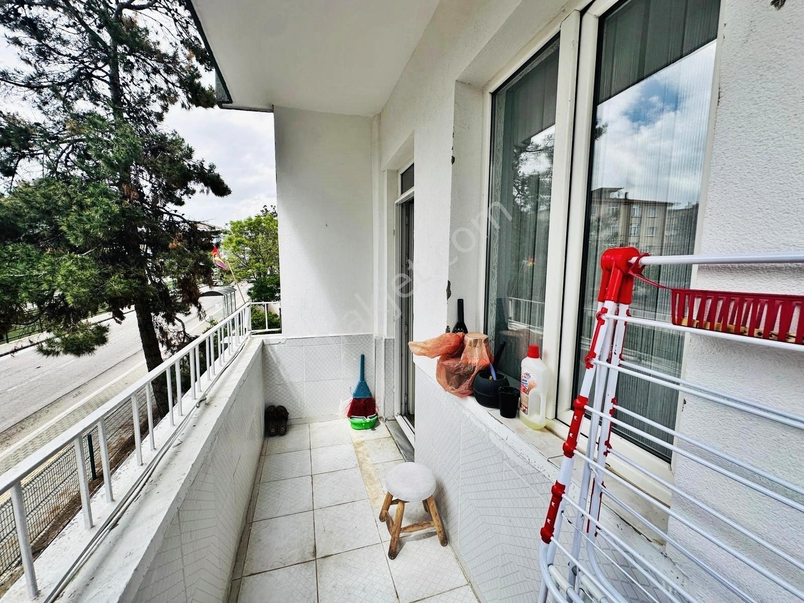 Güvenevler'de Anayol Cephe Ara Kat Masrafsız Daire - Görsel 23