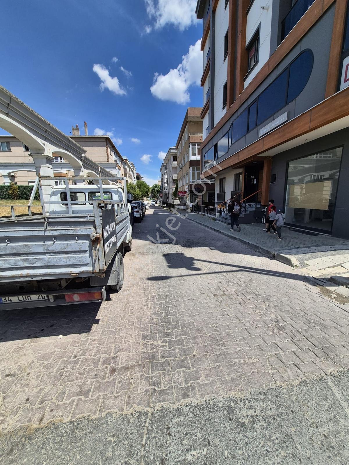 Avcılar Öğretmenler Cad. Yoğun Yaya Trafiğinde Köşe Dükkan - Görsel 9