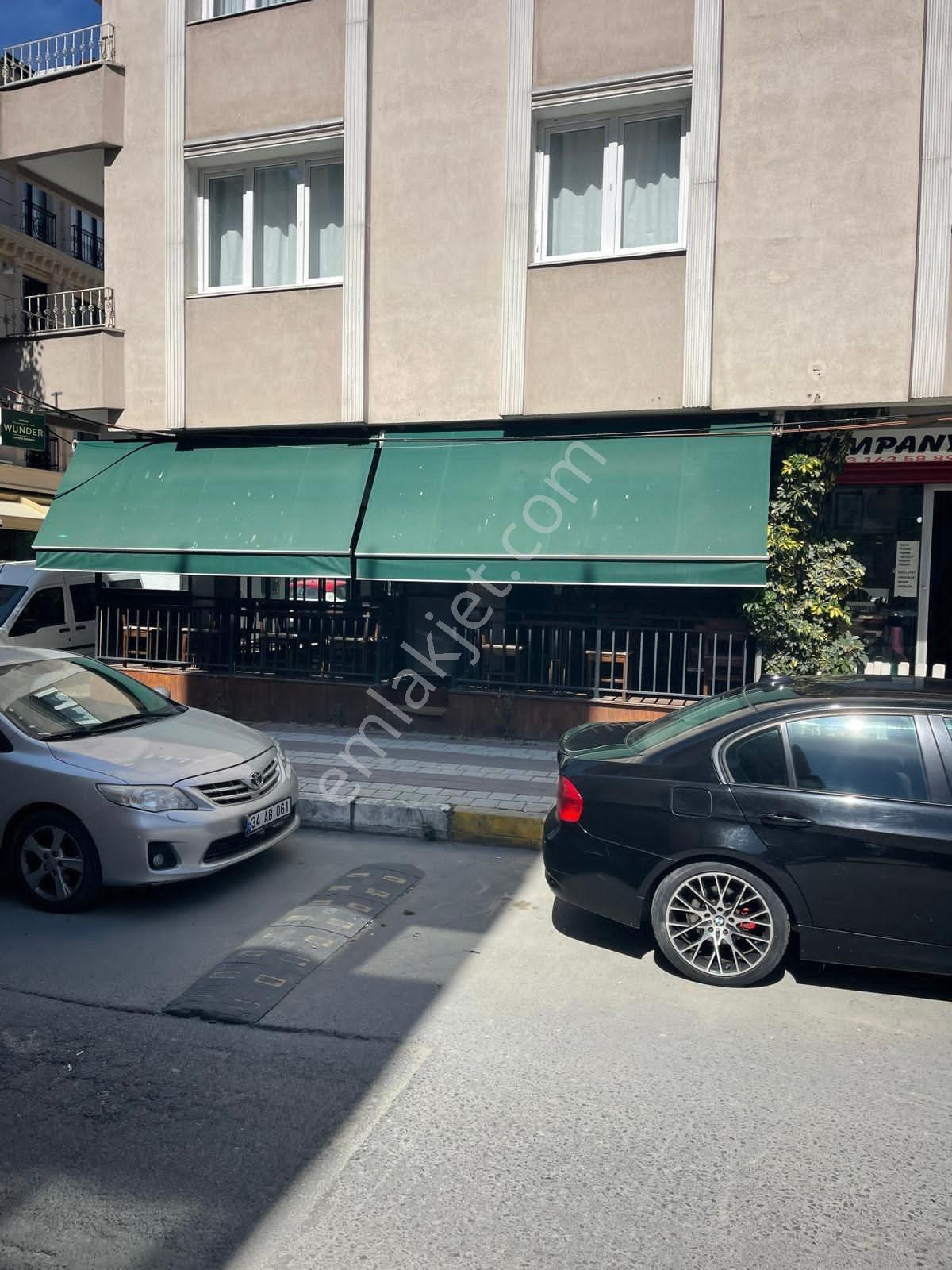 Avcılar Öğretmenler Cad. Yoğun Yaya Trafiğinde Köşe Dükkan