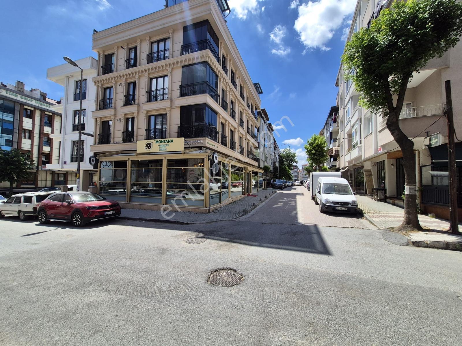 Avcılar Öğretmenler Cad. Yoğun Yaya Trafiğinde Köşe Dükkan - Görsel 14