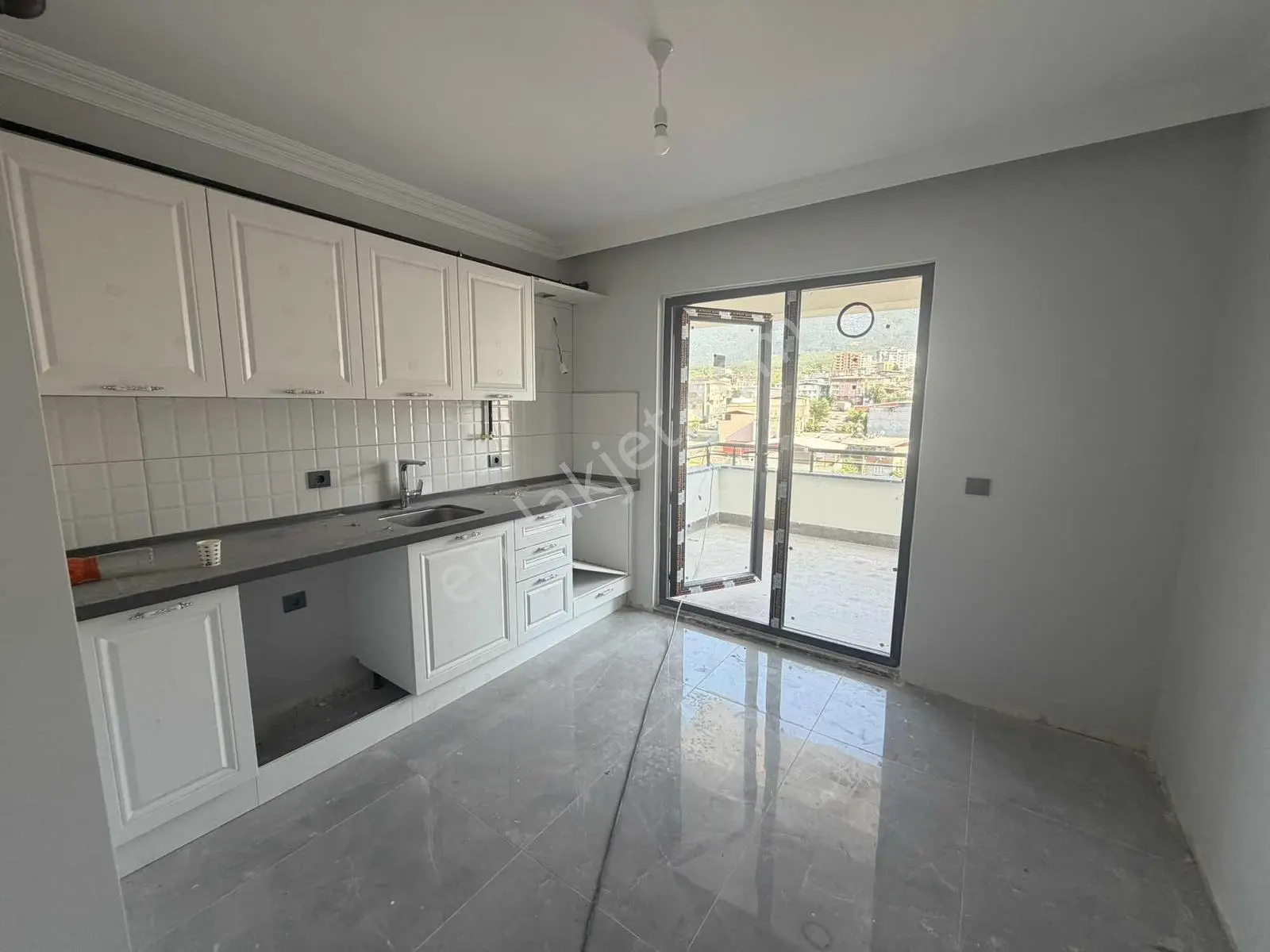Yiğitlerde Metro Dibinde Sıfır Kiralık 3+1 Daire - Görsel 3
