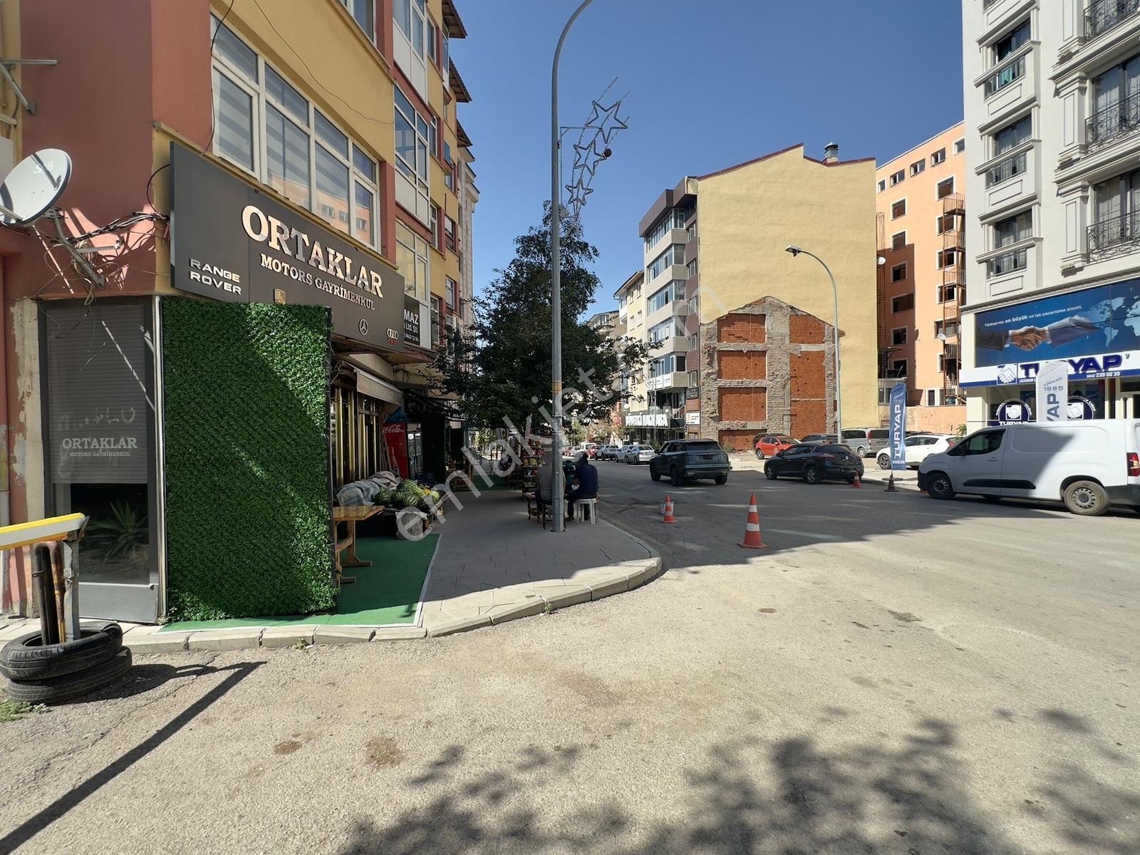 Altın Emlak'tan Cumhuriyet Caddesi Yakınında 3+1 Kiralık Arakat