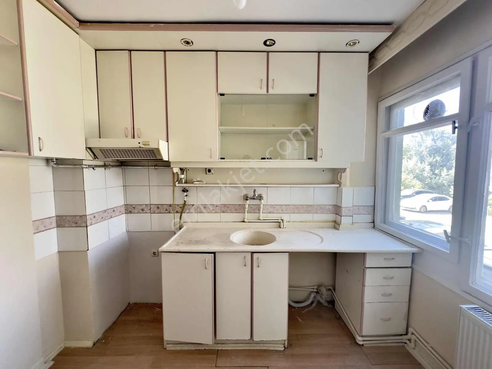 Altın Emlak'tan Cumhuriyet Caddesi Yakınında 3+1 Kiralık Arakat - Görsel 3