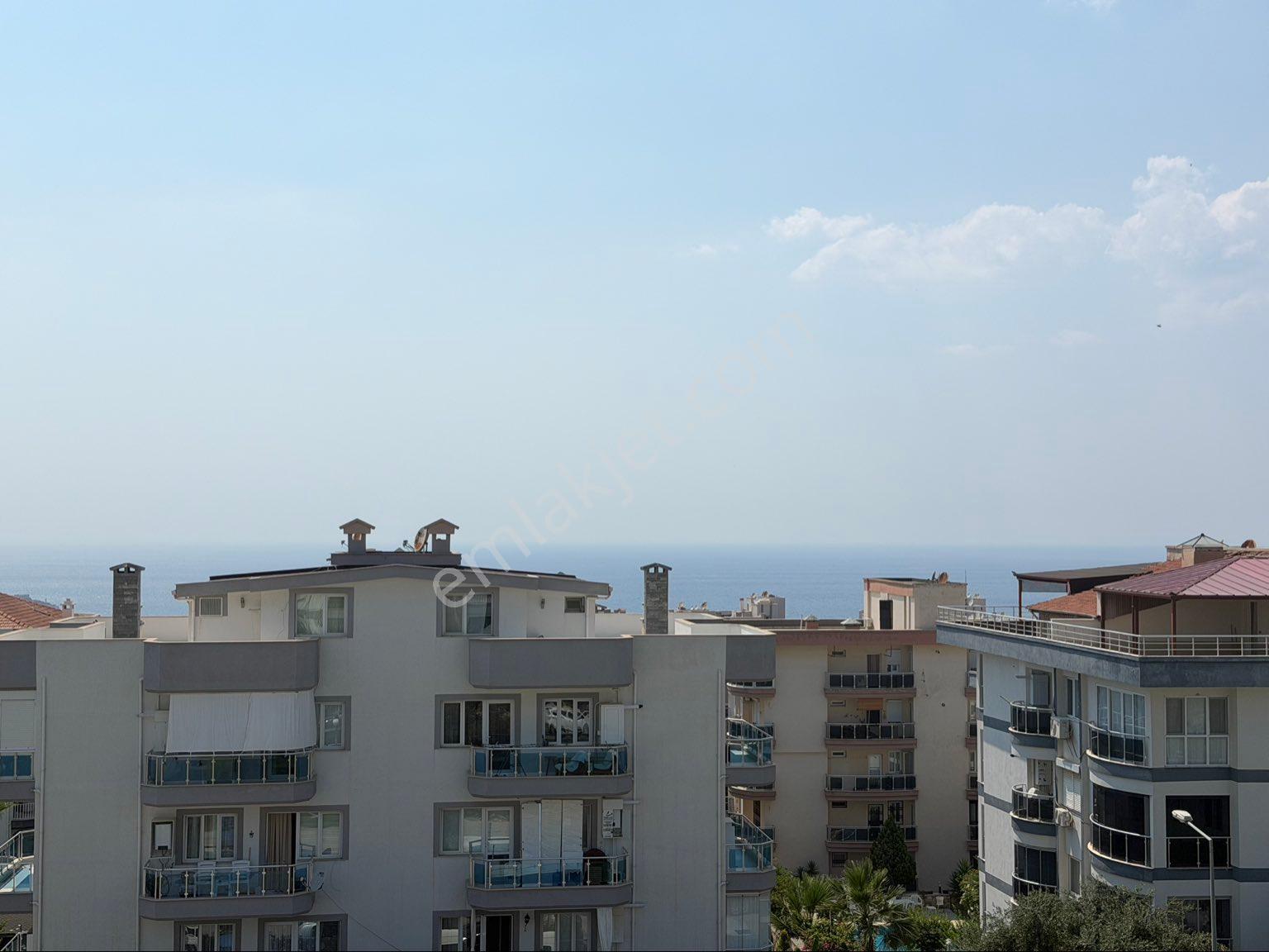 Kuşadası Ege Mahallesi’nde Eşsiz Deniz Manzaralı, Geniş 3+1 Satılık Daire