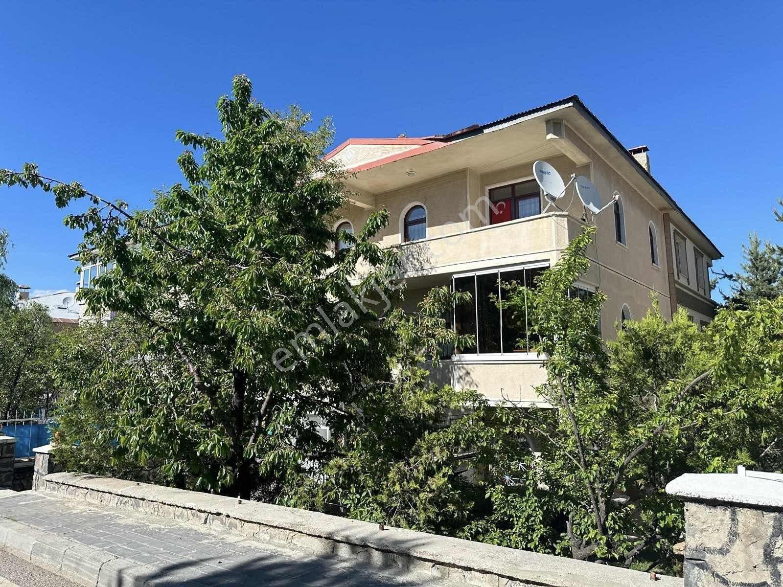 Altın Emlak'tan Yıldızkent'te 6+2 Satılık Villa Güney Batı Cep.