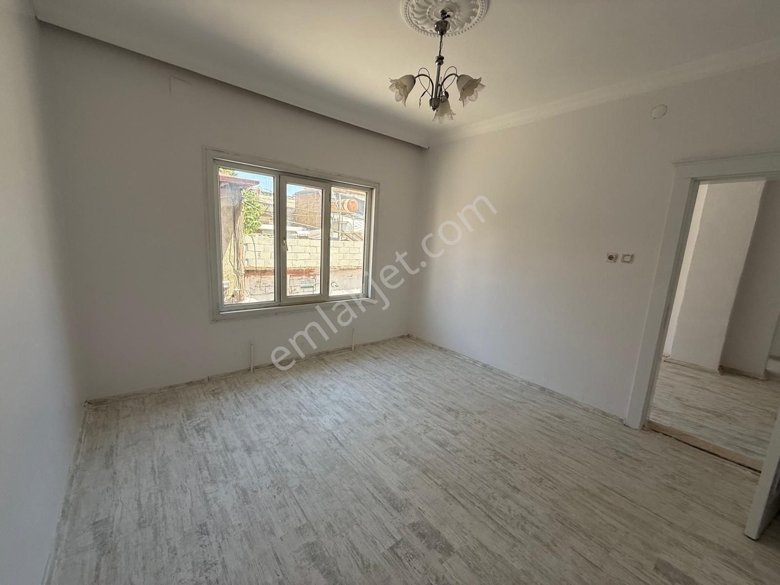 Gümüştekin Mahallesinde Satılık 2. Kat 2+1 Bakımlı 100 M2 Daire