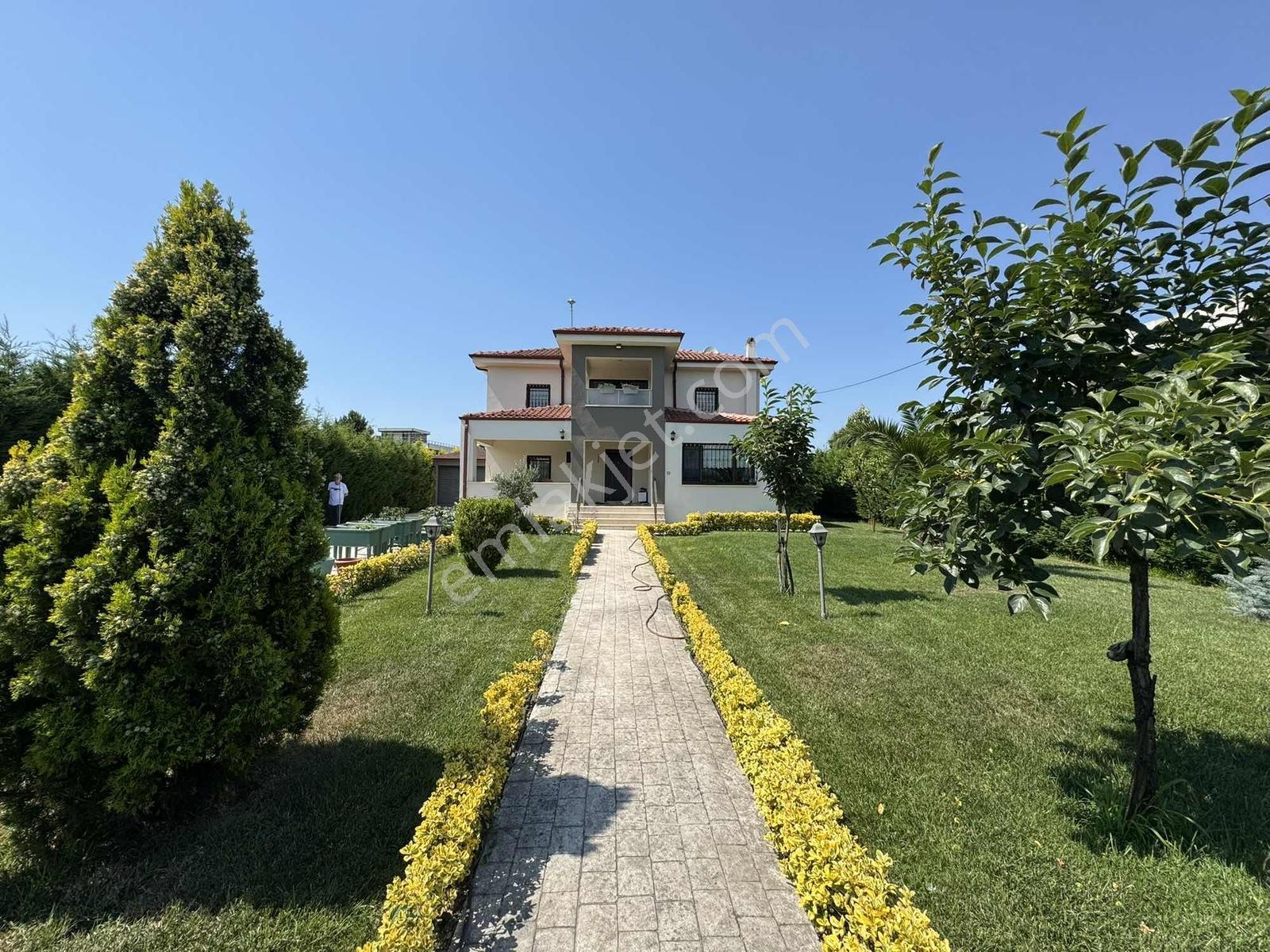 Ayşe Emlak'tan Bahçeli Müstakil Villa Full Eşyalı Kapalı Garajlı