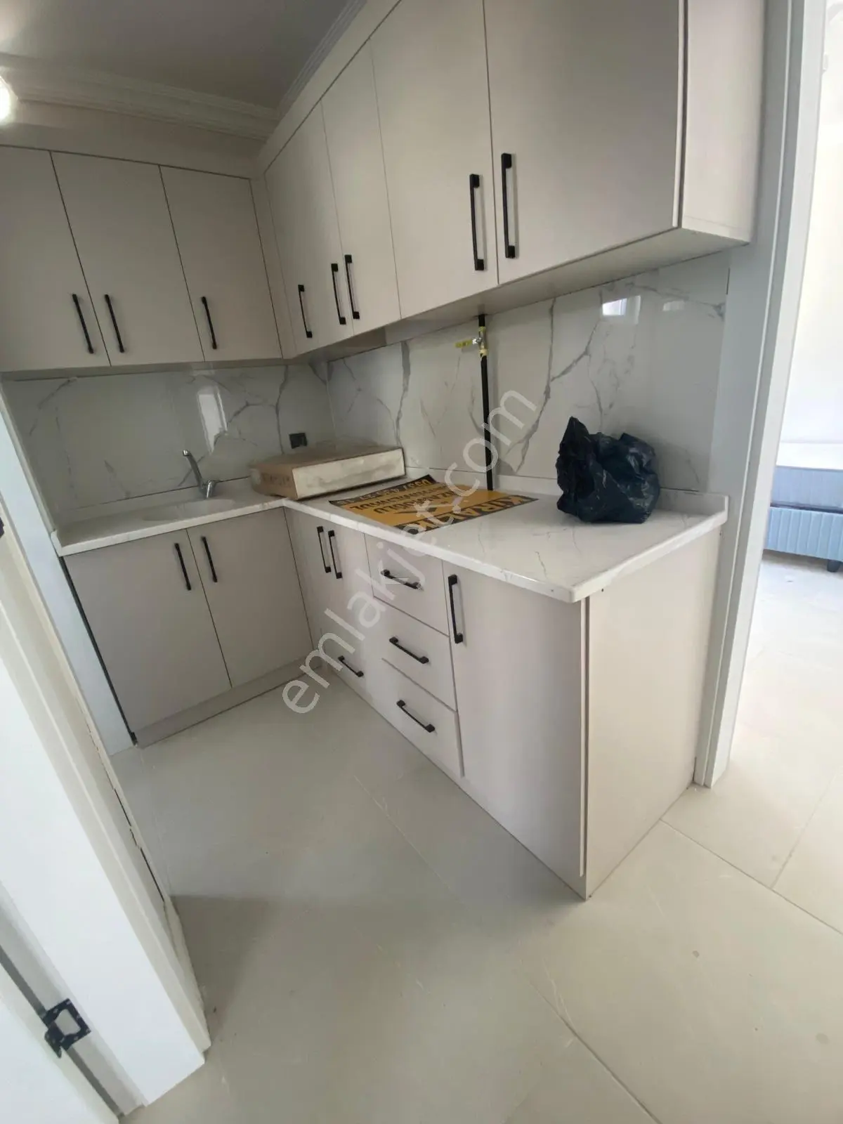 Karaman Eğitim Ve Araştırma Hastanesinin Tam Karşısında Kiralık Sıfır Eşyalı Apart Daire