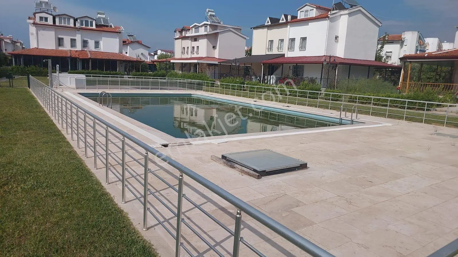 Kuşadası Sahil Sitelerinde Havuzlu Sitede 500 M2 Bahçeli Satılık 3+1 Tek Müstakil Villa