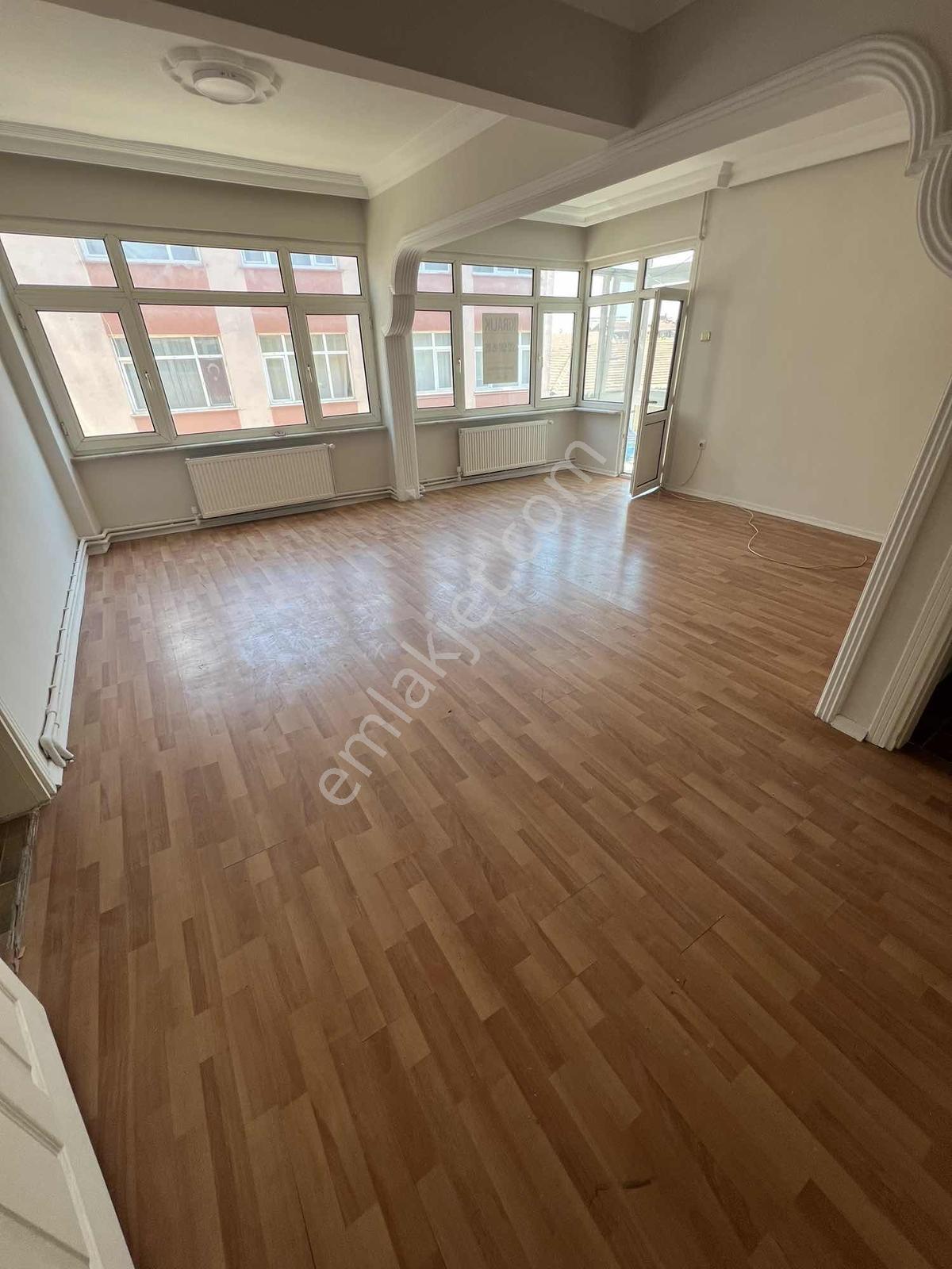 Kocamustafapaşa Hacıkadın Da3.kat 2+1 Salon Köşe Balkon
