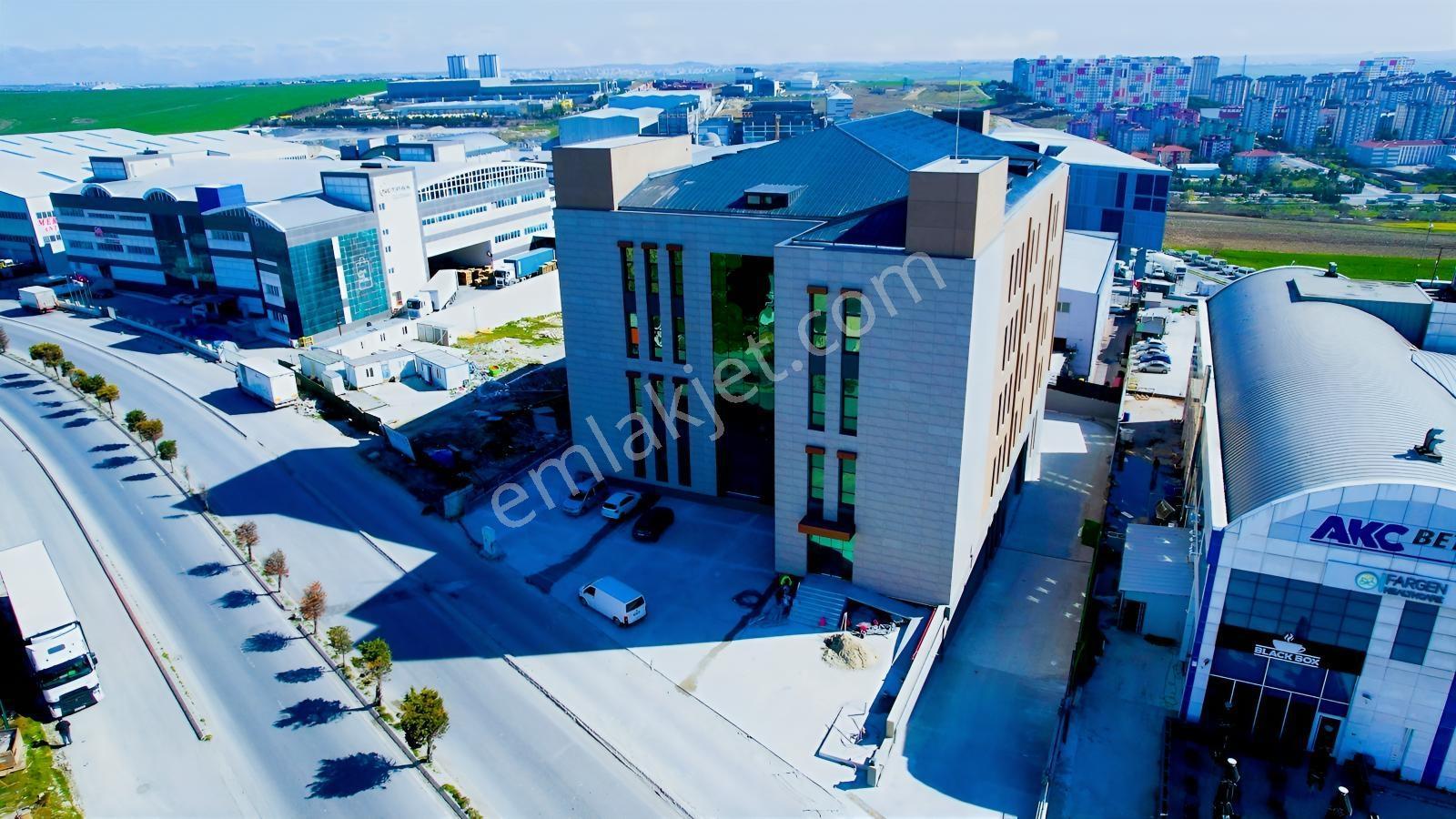 Hadımköy Akpınar Bölgesinde Müstakil 13.800 M2 Kiralık Fabrika