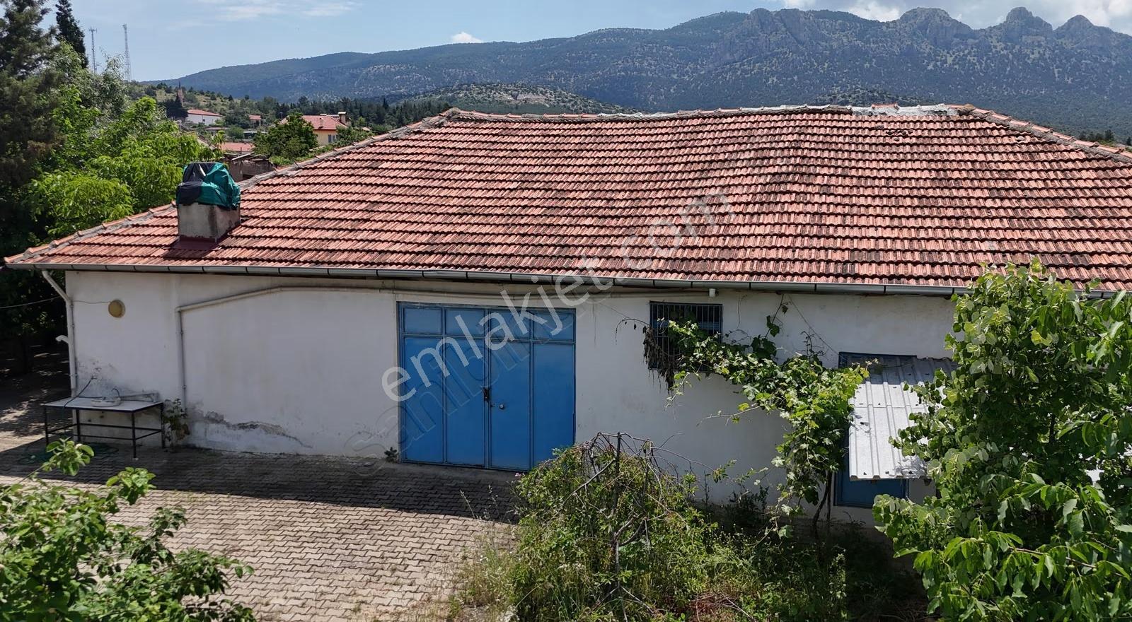 Baklan Merkezde Satılık 1365m2 Arsa İçinde 3 Adet Ev Ve Depo - Görsel 2