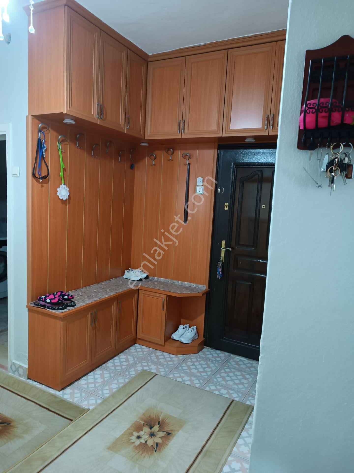 Hacı Mustafa Mah.de Üç Katlılarda Ara Katta 2+1 Bakımlı Dairedir
