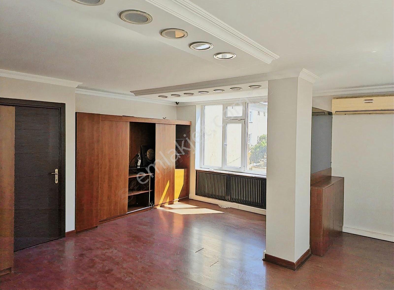 Ataşehir, İçerenköy, Muhteşem Konumda 3+1 Kiralık Ofis... - Görsel 11