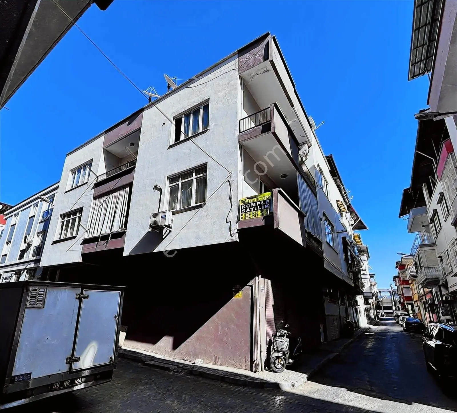 Nazilli'nin Merkezinde Köşe Başı İki Daire Ve Altında Mağazası
