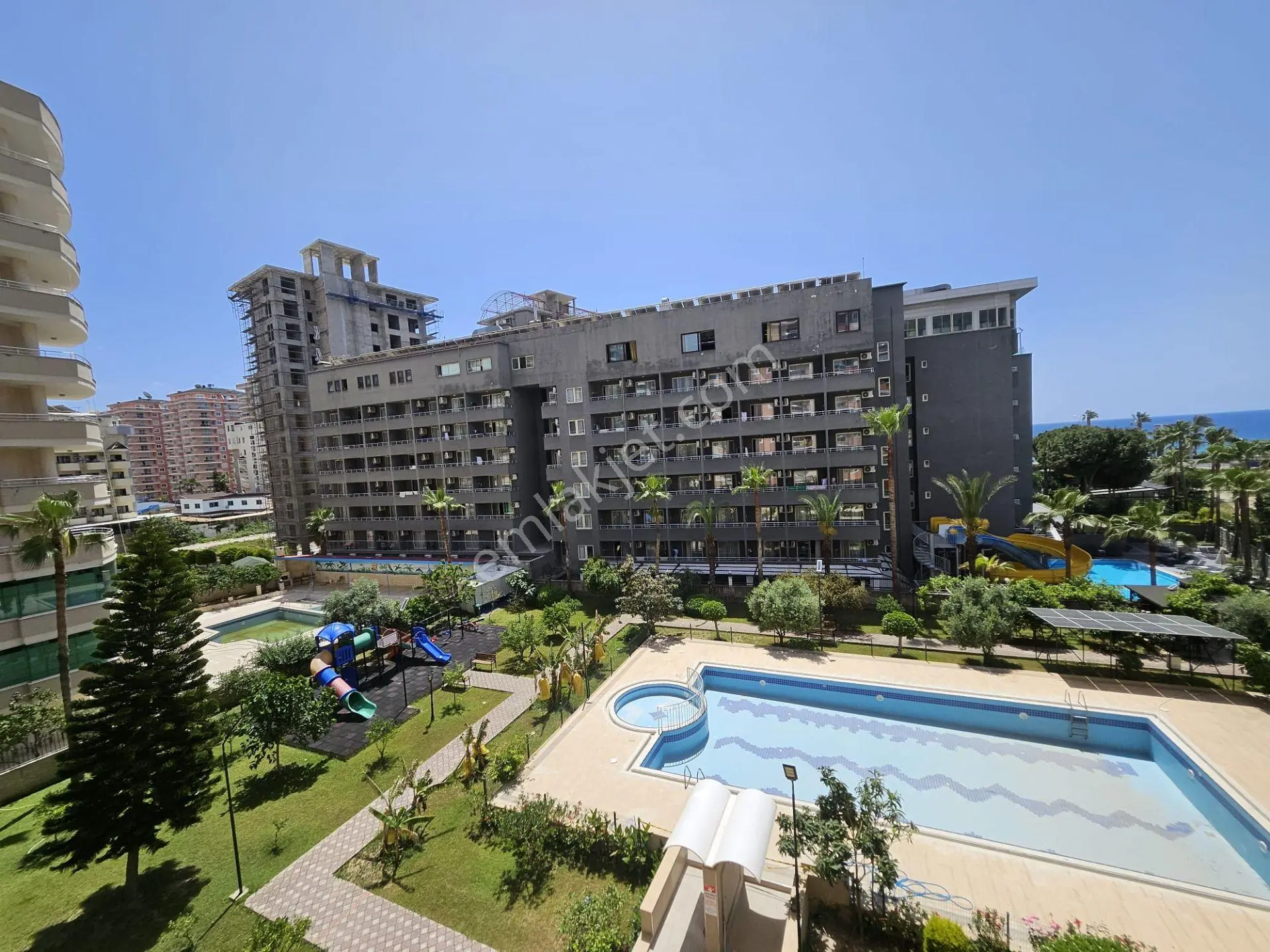 Mahmutlar 2+1 Satılık Havuz Ve Deniz Manzaralı Daire